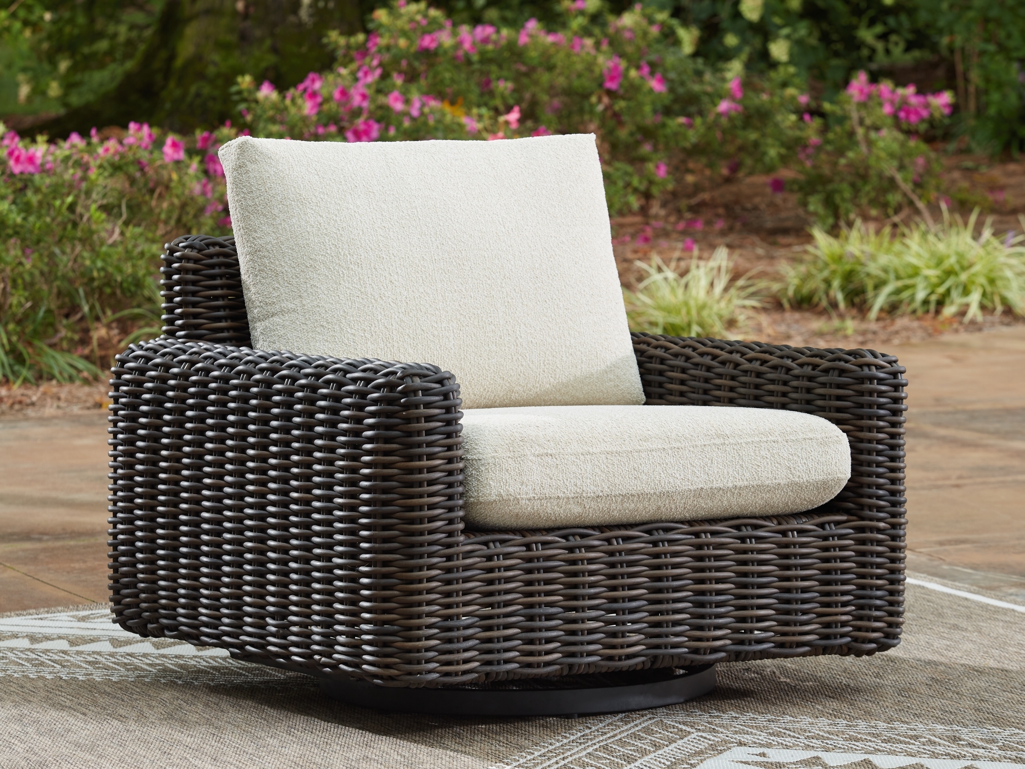 Swivel Glider Lounge W/Cushion