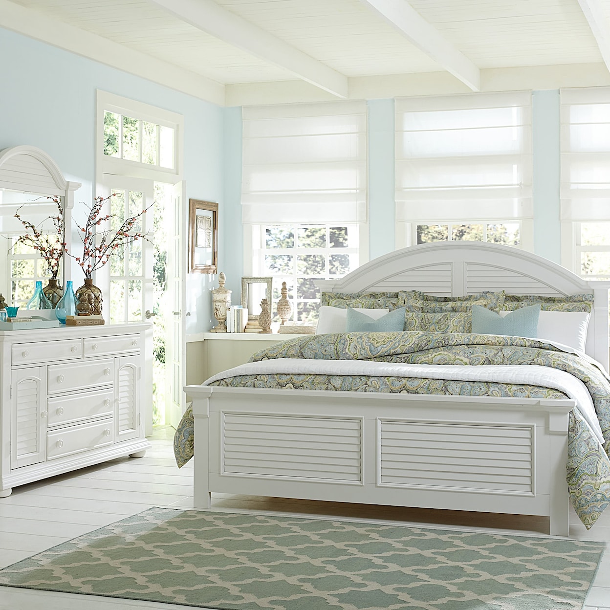 Libby Summer House 4-Piece King Panel Bedroom Set