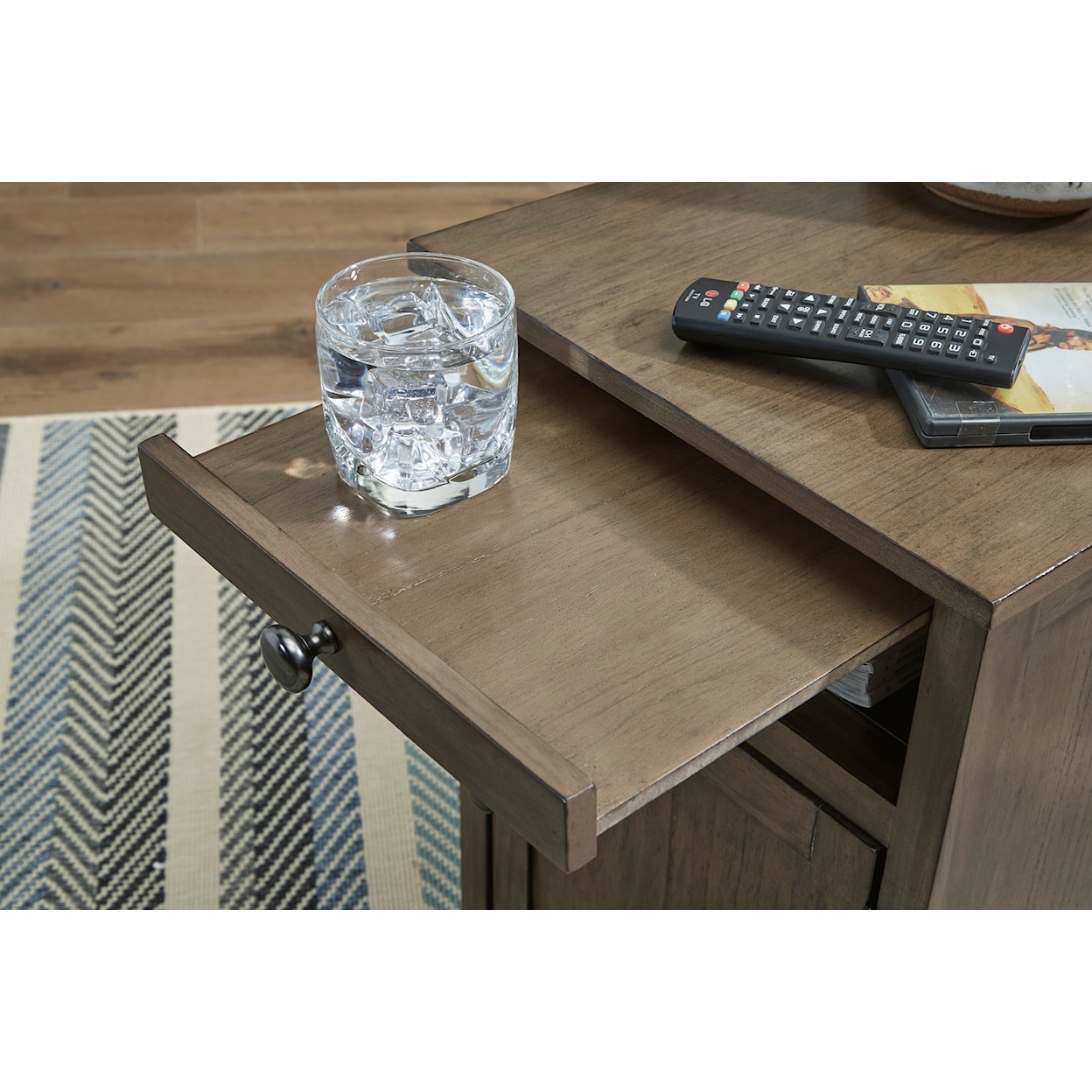 Benchcraft Treytown Chairside End Table