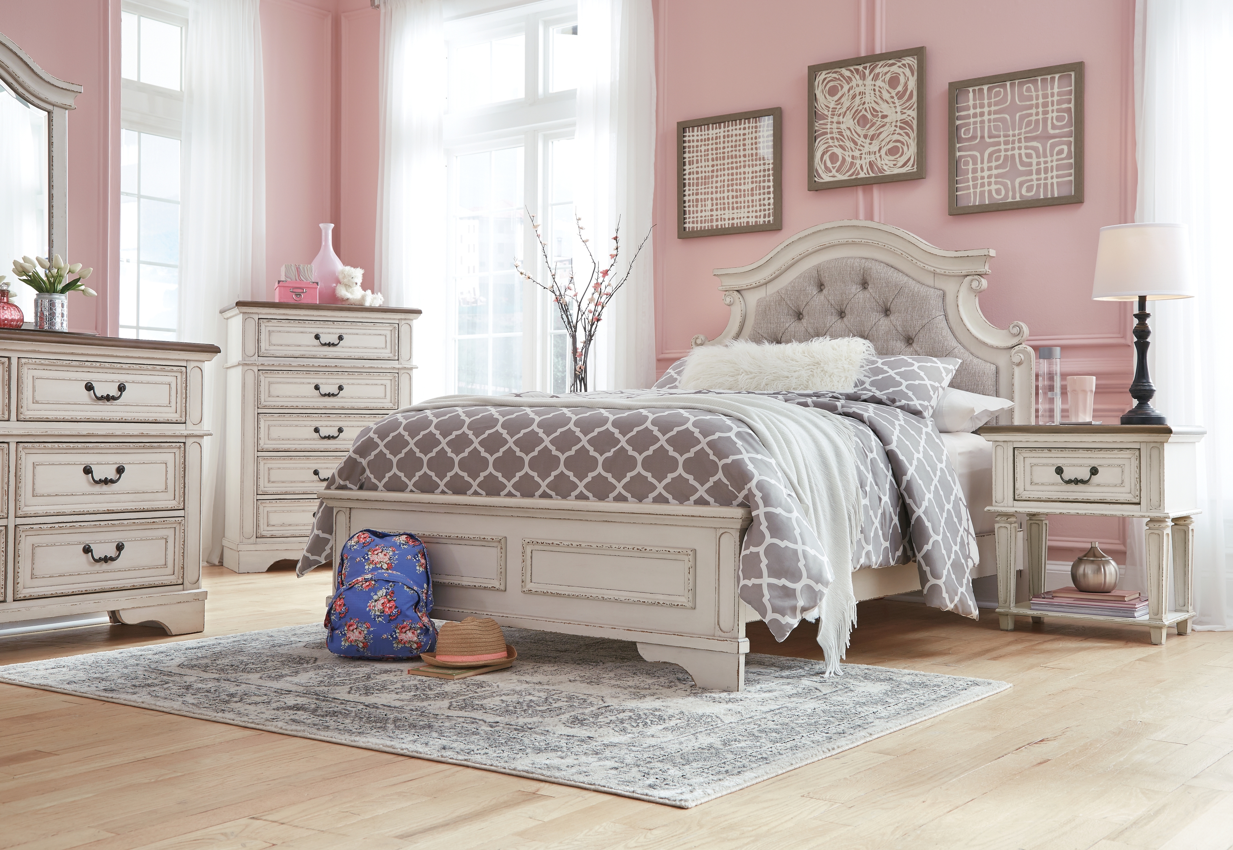 Signature Design by Ashley Realyn Full Panel Bed