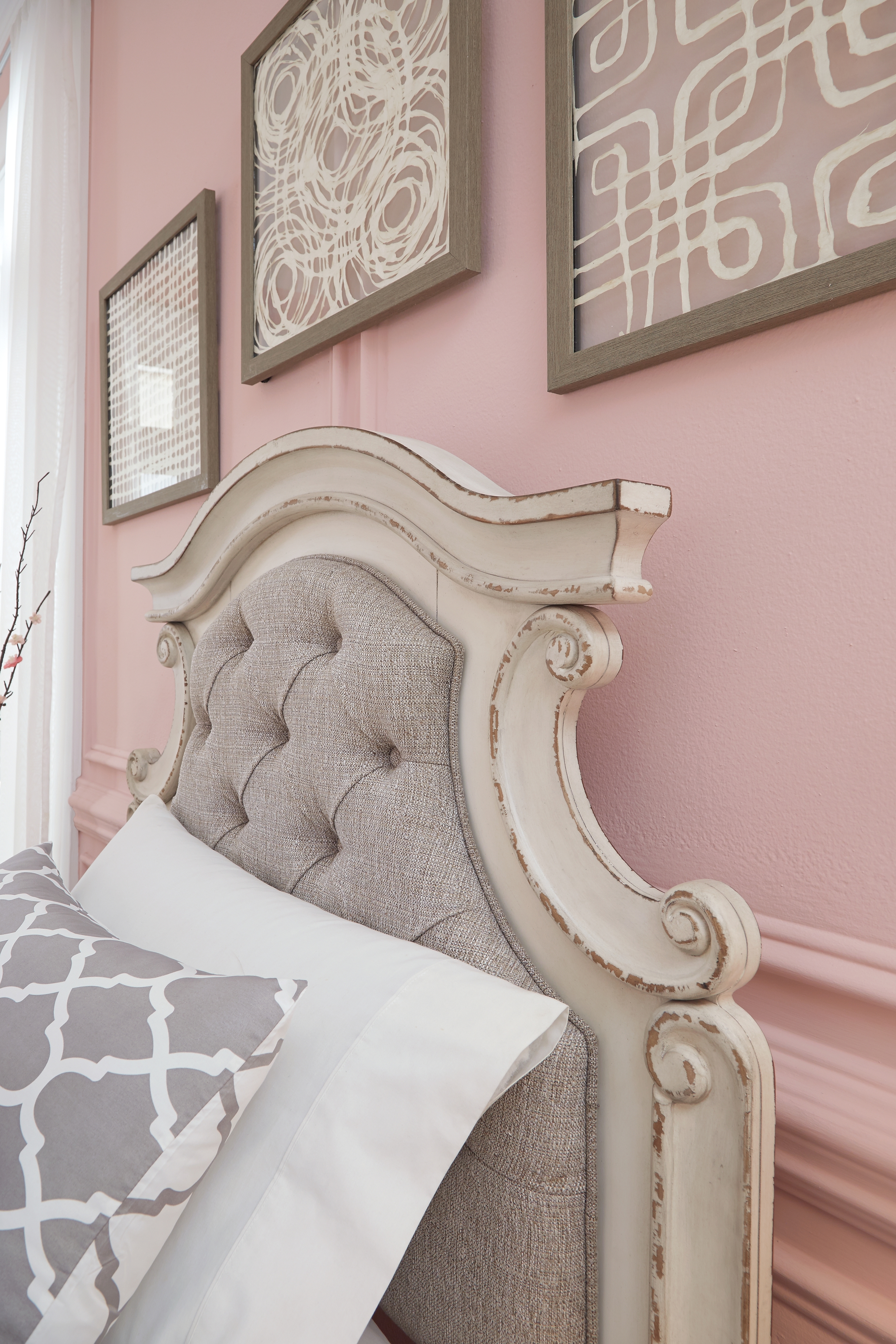 Signature Design by Ashley Realyn King Upholstered Panel Bed