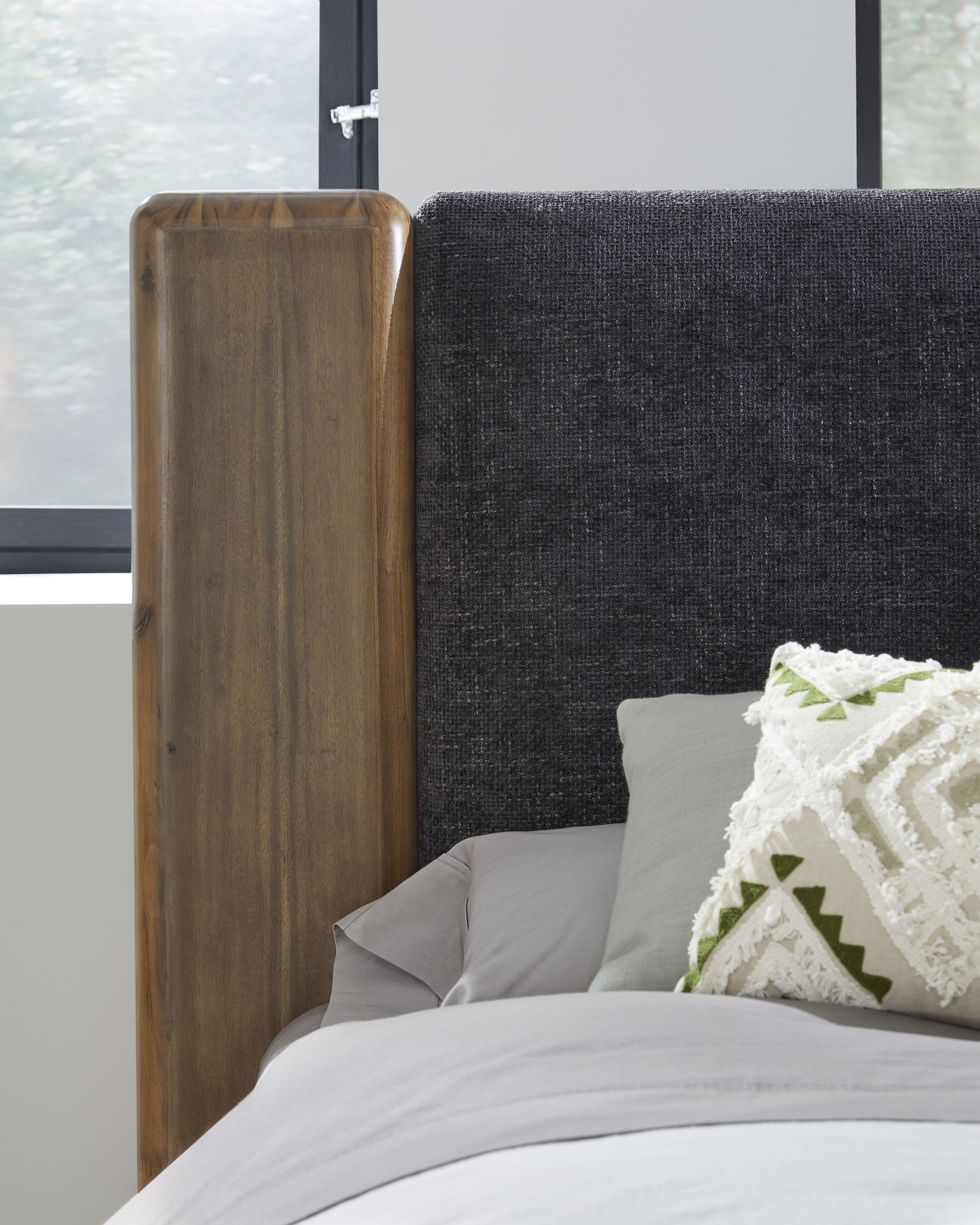 Modus Furniture Boka Full Platform Bed