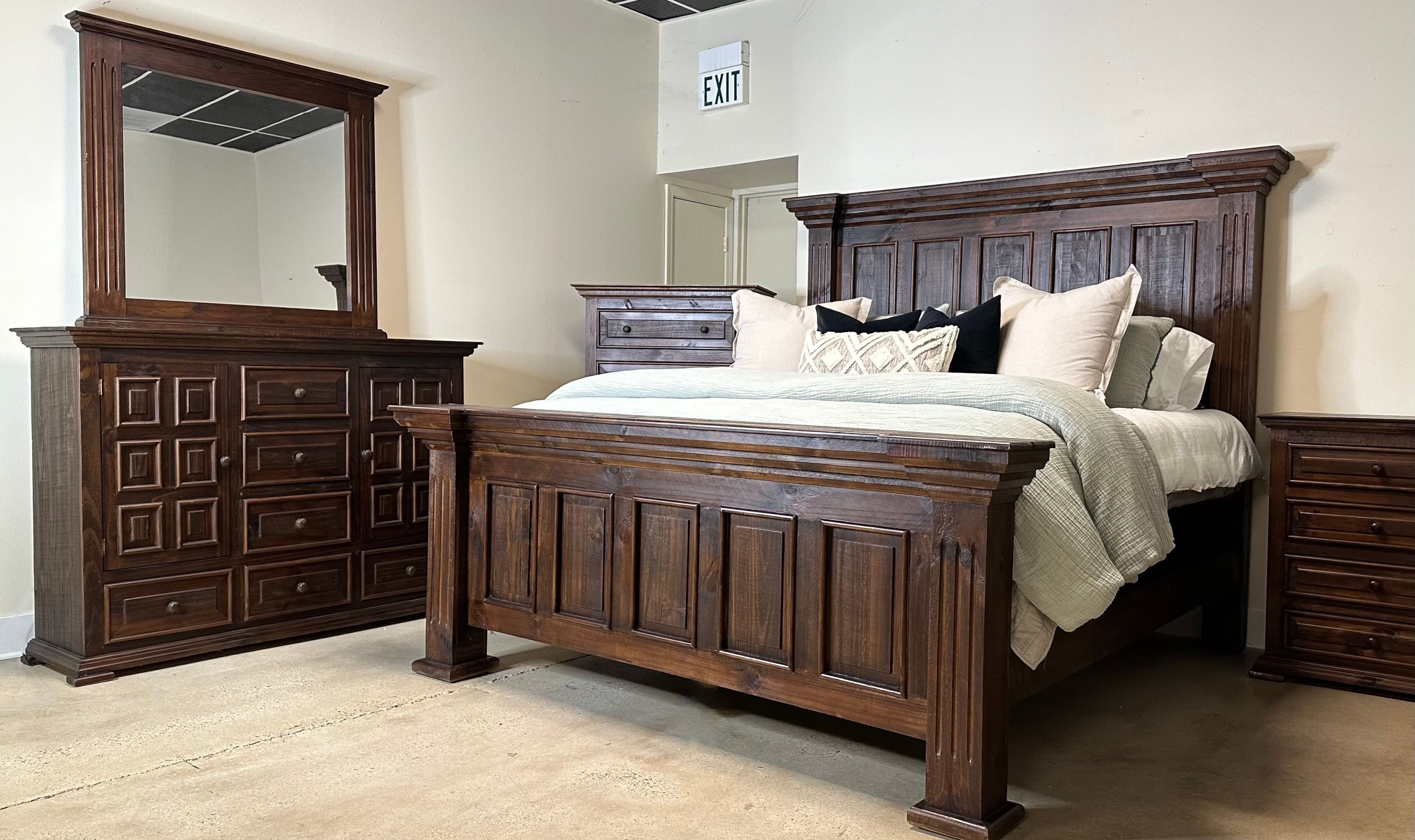 Vintage Chalet PCHALETQPNWC Chalet Walnut Panel Queen Bed Johnson's