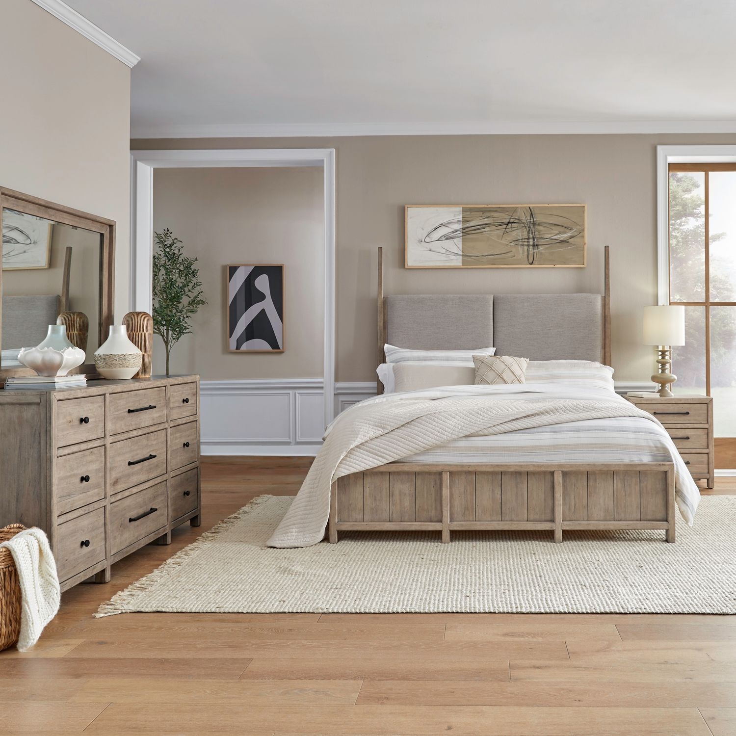 Transitional 4-Piece Queen Poster Bedroom Set