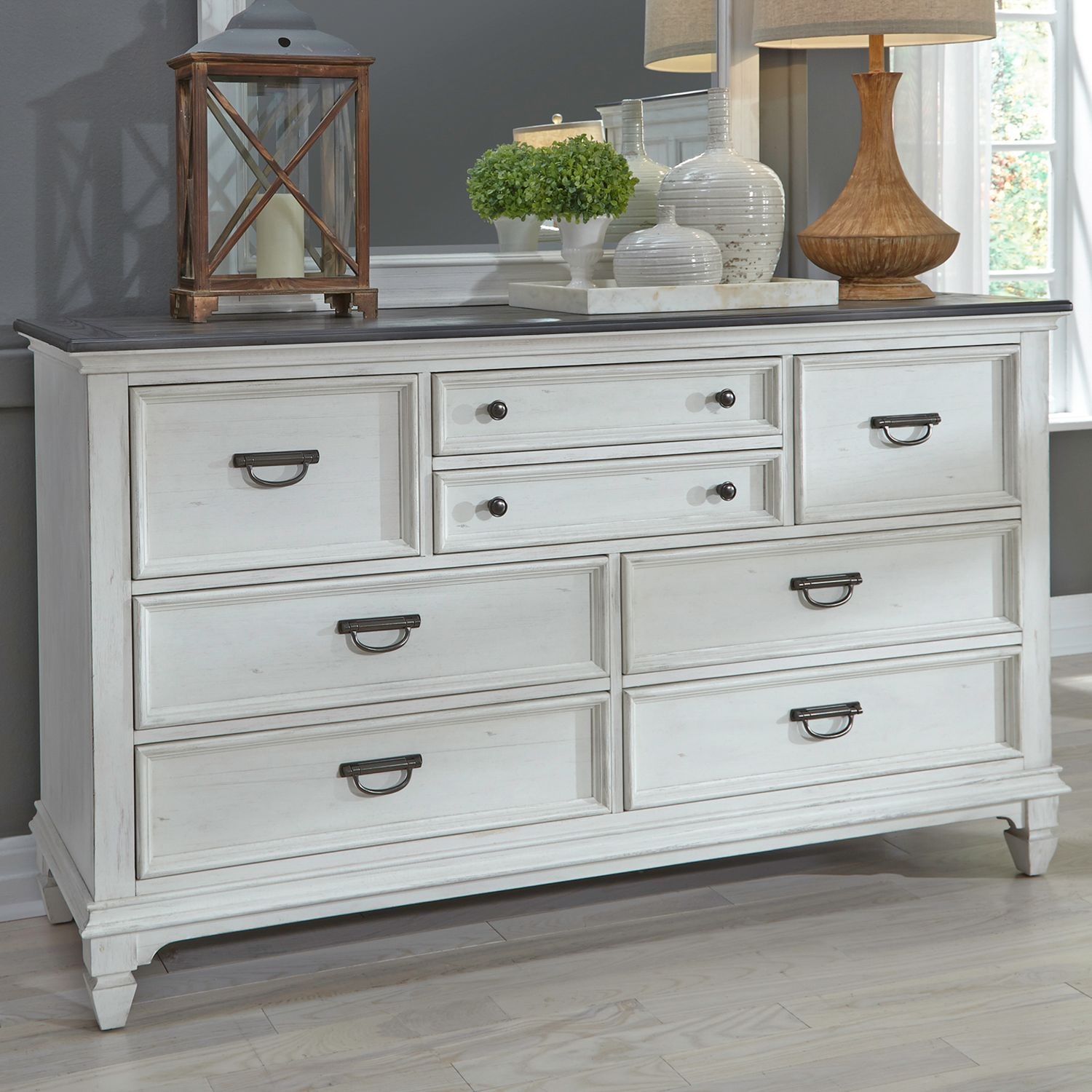 Liberty Furniture Allyson Park 8-Drawer Dresser