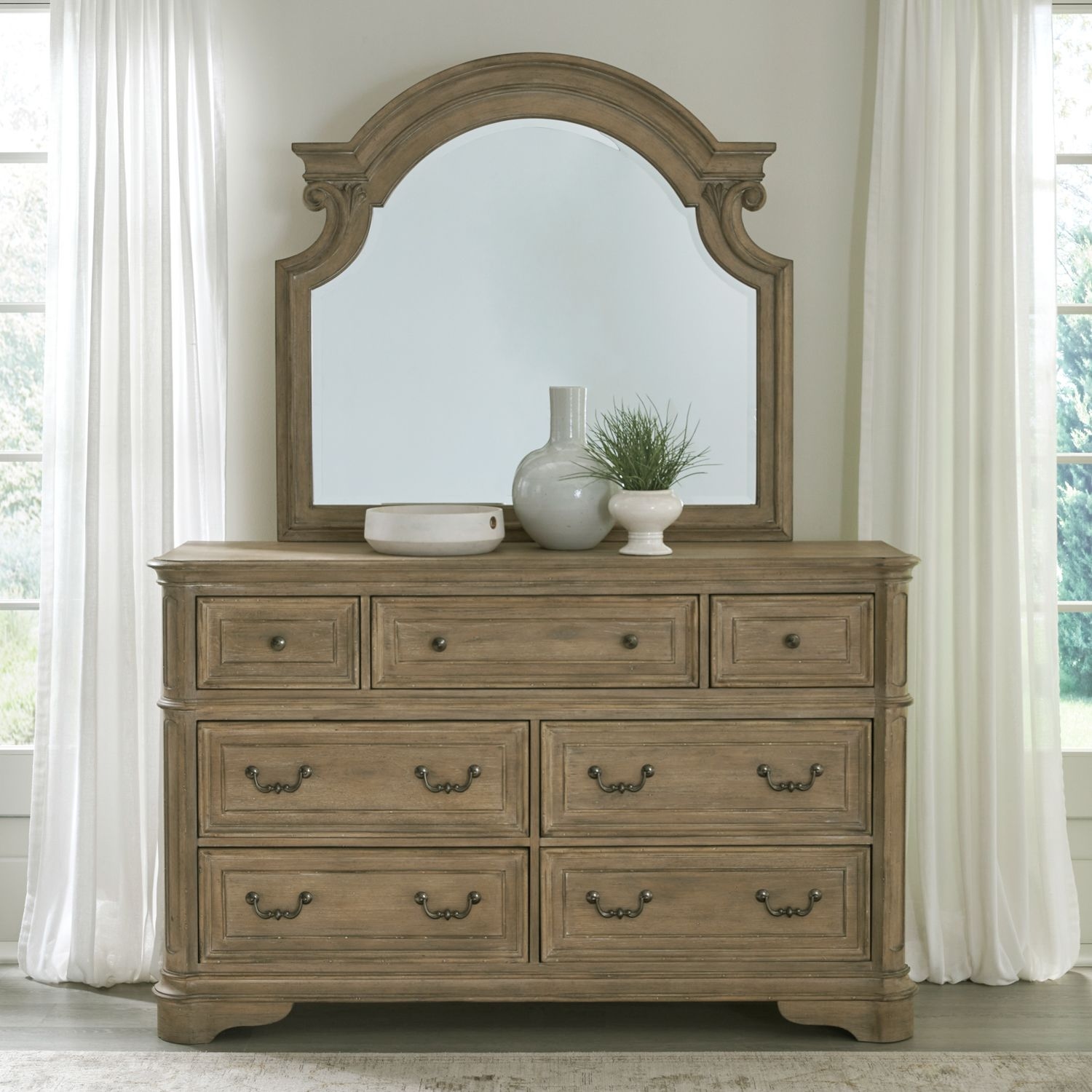 Liberty Furniture Magnolia Manor 7-Drawer Dresser & Mirror Set