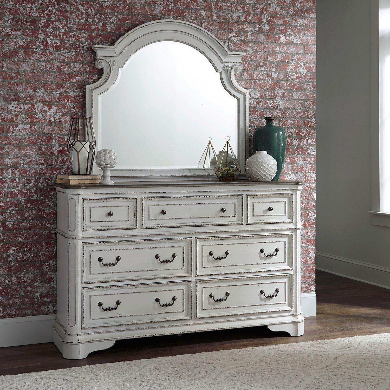 Liberty Furniture Magnolia Manor 7-Drawer Dresser & Mirror Set