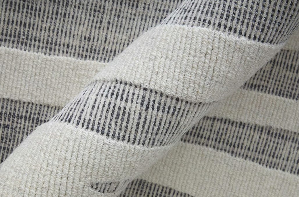 PECONIC Ivory/Black RUG 8X10