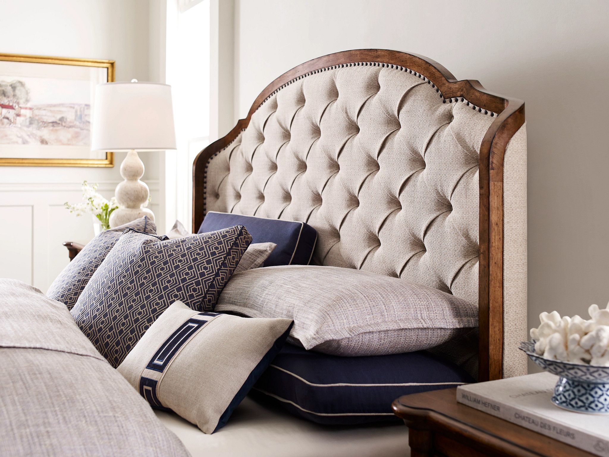 King wood store and upholstered headboard