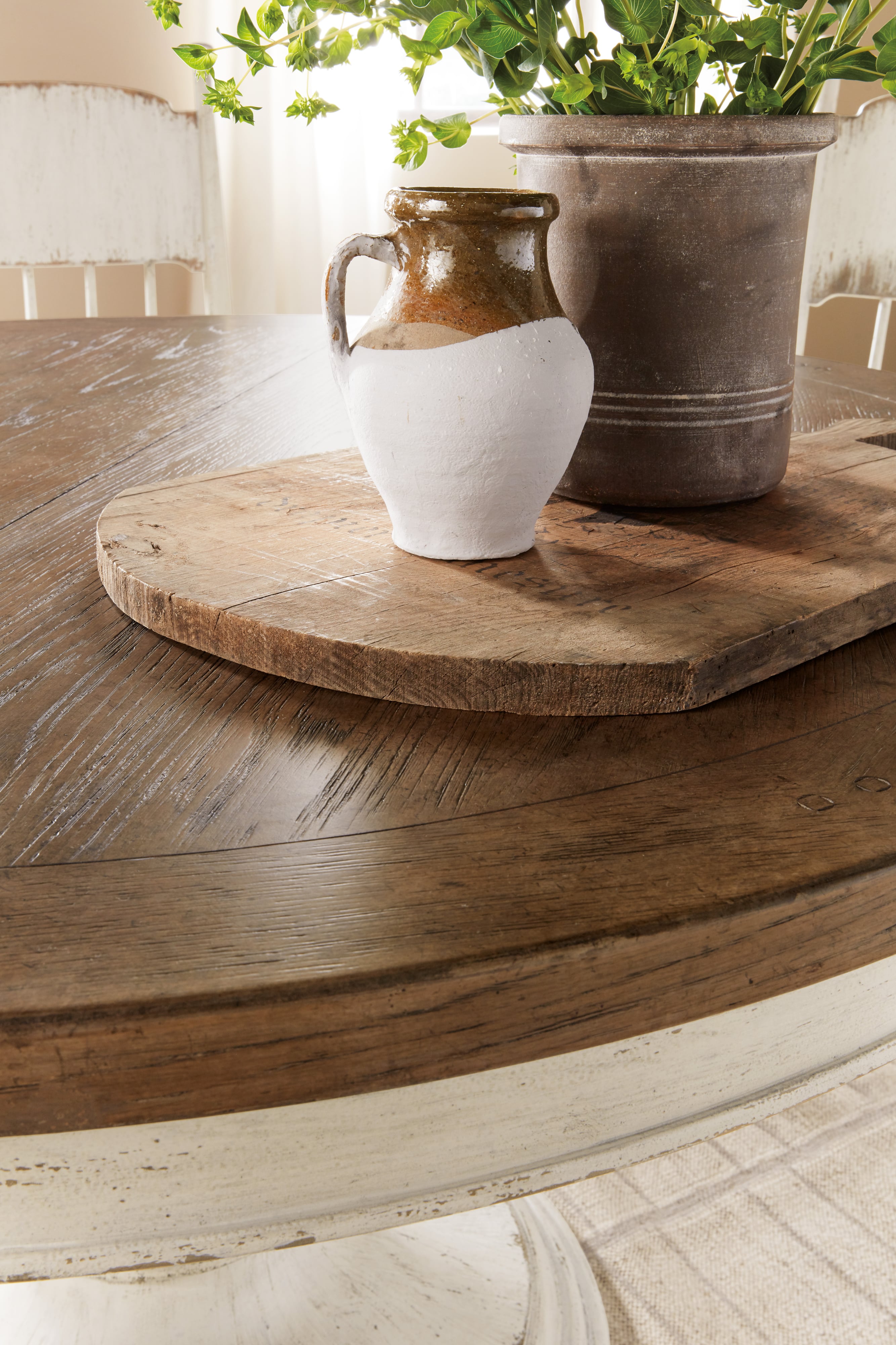 Hooker Furniture Americana Round Dining Table