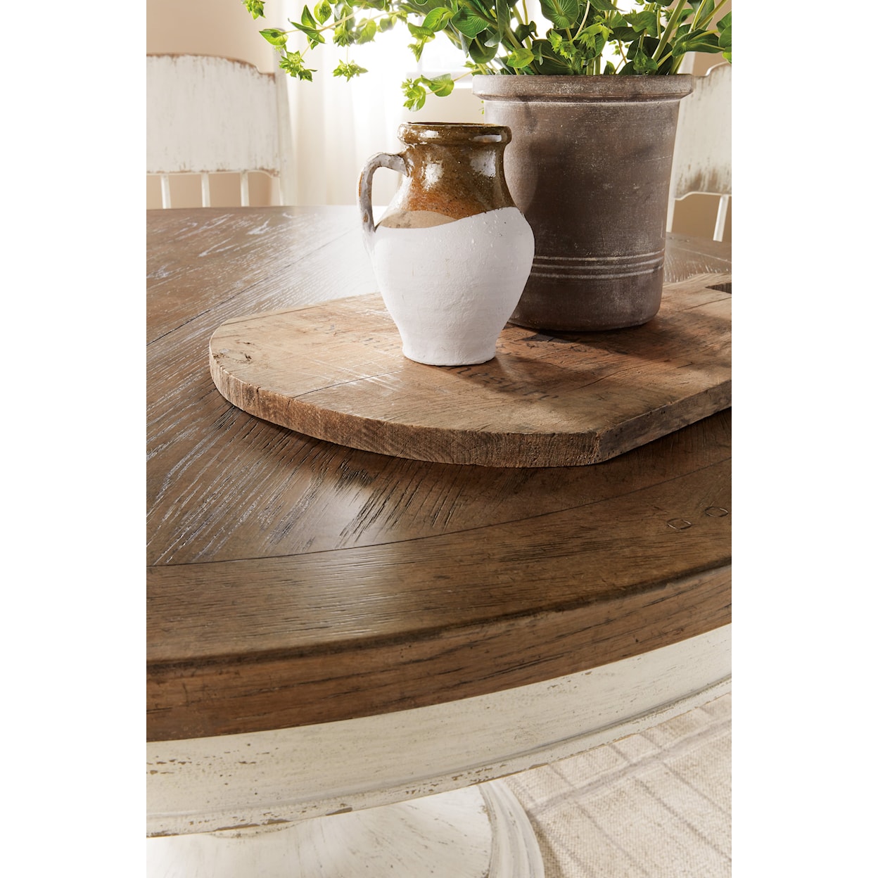 Hooker Furniture Americana Round Dining Table