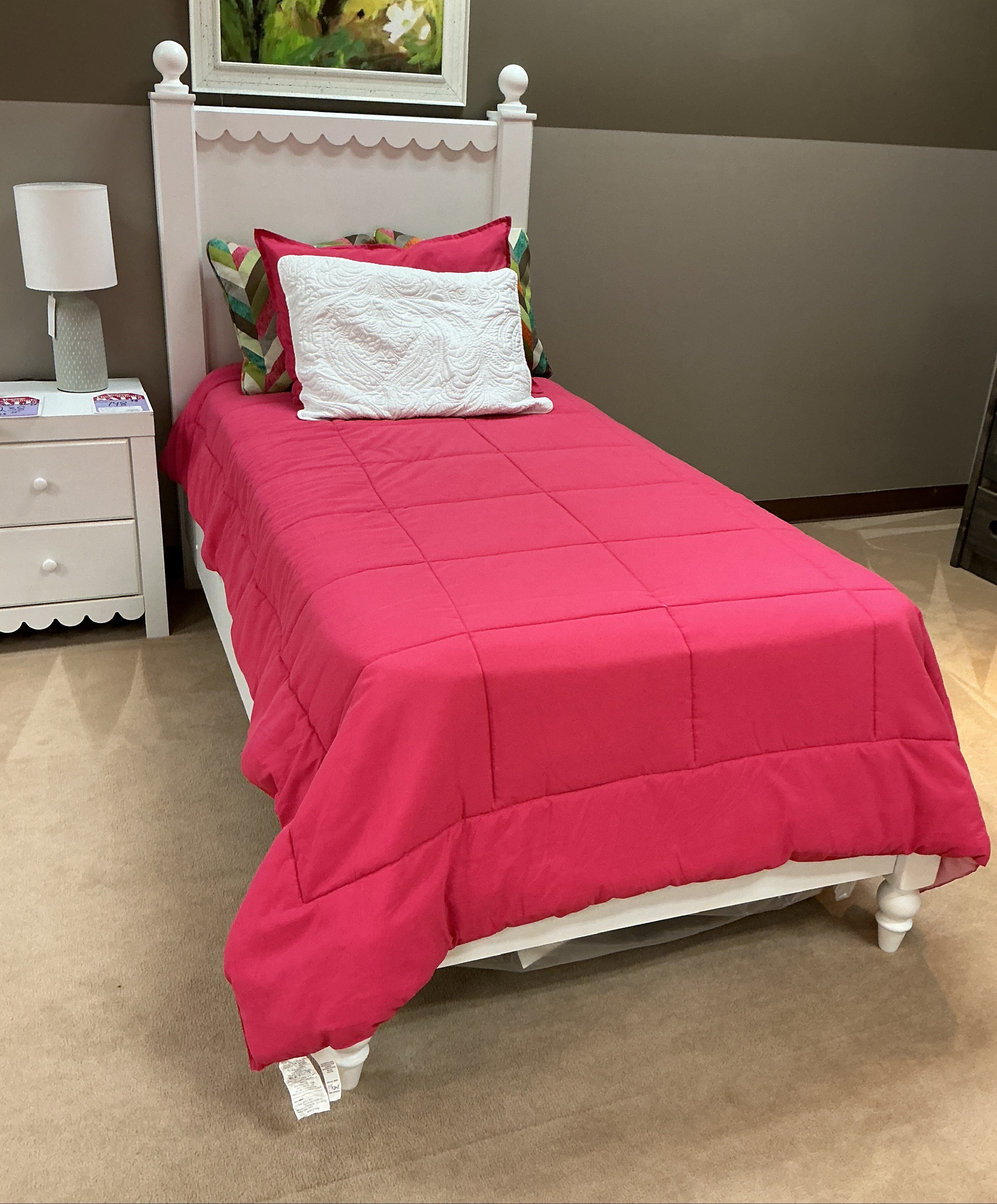 Twin Scalloped Bed. *Mattress not included*