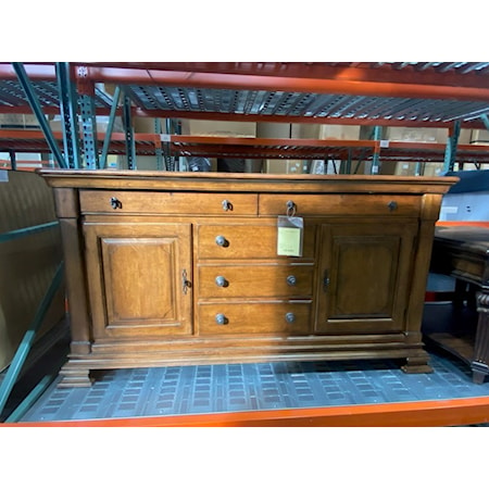 KINCAID

Portolone Credenza

At 72 inches long, the Portolone Credenza offers helpful storage for the dining room. Behind each of the two doors is an adjustable shelf and one top drawer includes a silverware tray. 

72" W x 42"H x 19"D