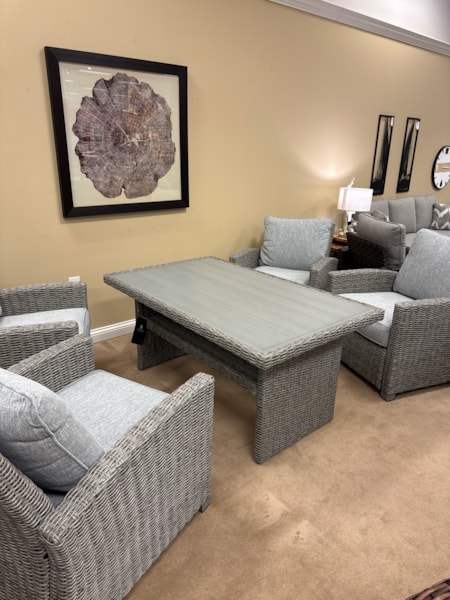 ASHLEY NAPLES BEACH TABLE / 4 LOUNGE CHAIRS 