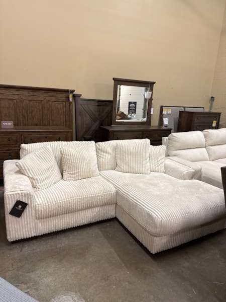 ASHLEY LINDYN 2- PC SECTIONAL 