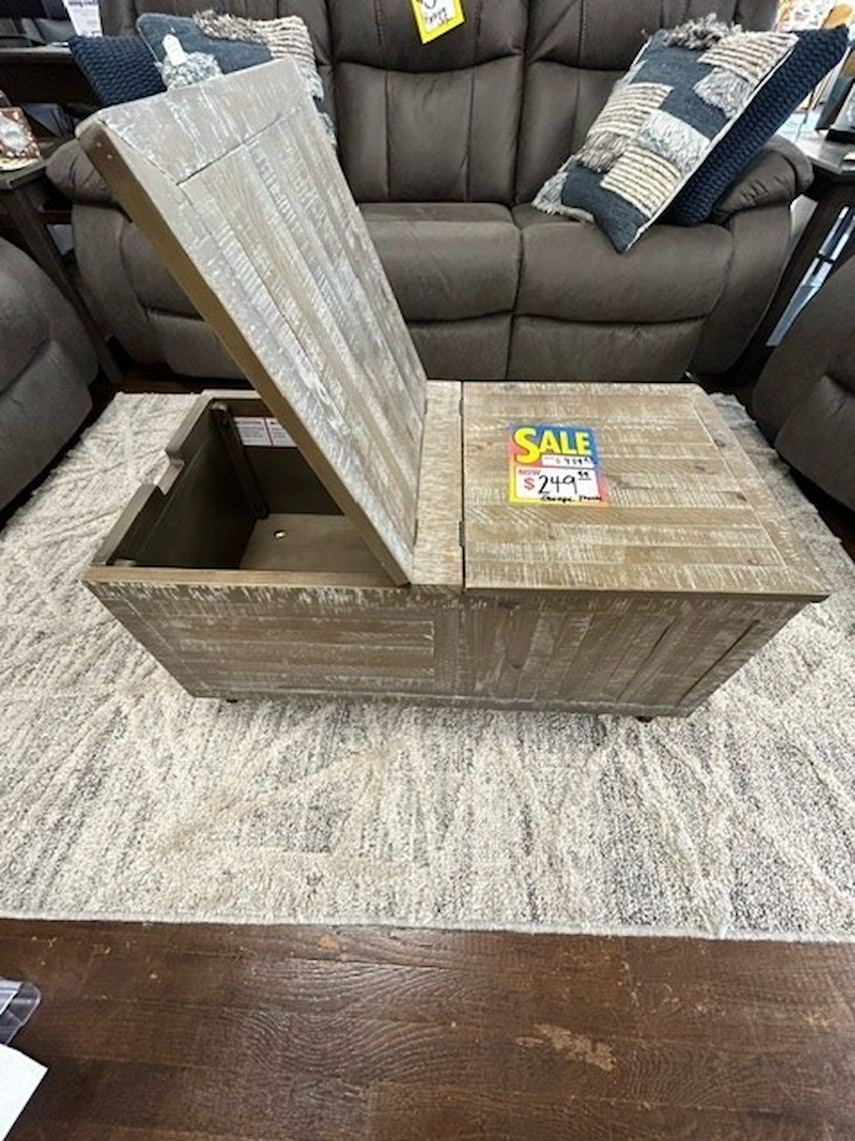 Clearance Item A4000338 Lindy's Furniture Company Hickory