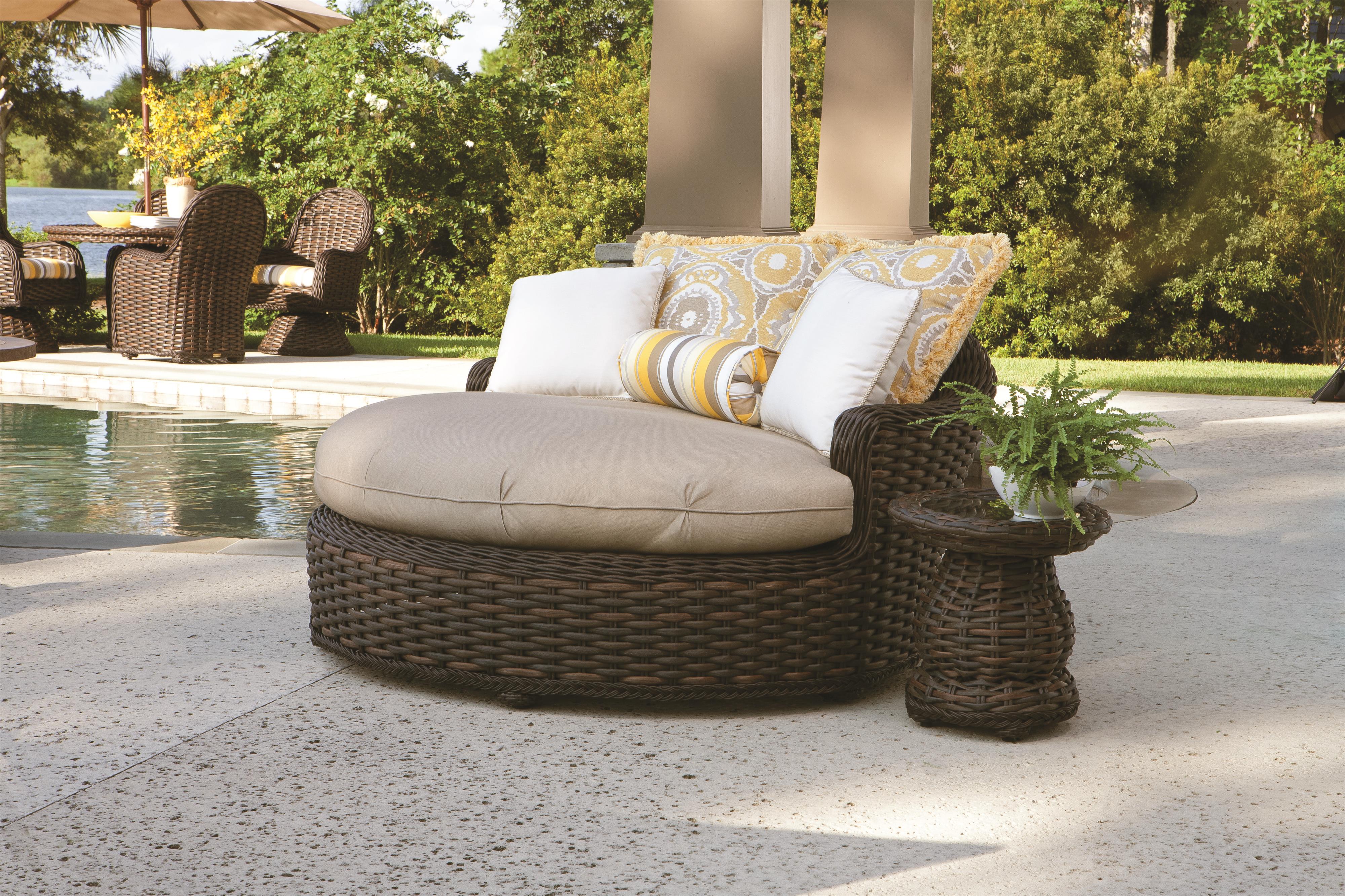 Lane Venture South Hampton Round Chaise Lounge Jacksonville