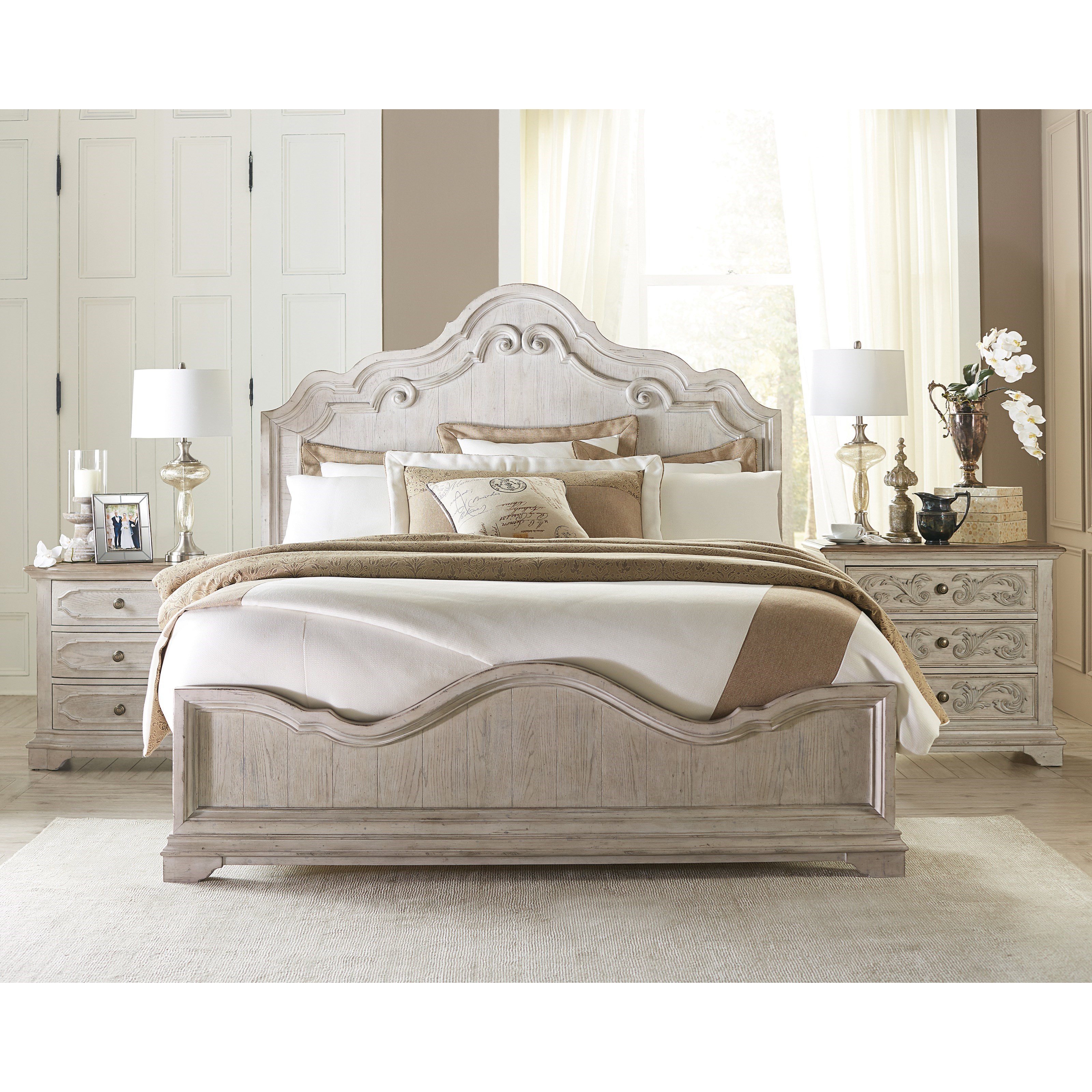 Riverside Furniture Elizabeth Traditional California King Panel