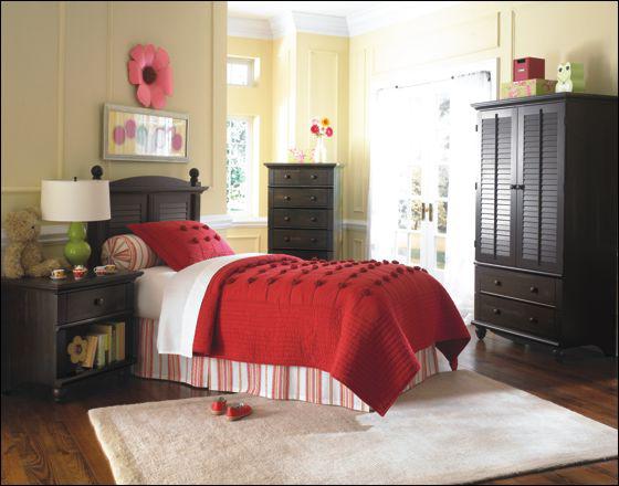 Sauder Harbor View Antique Finished 5 Drawer Chest With Turned