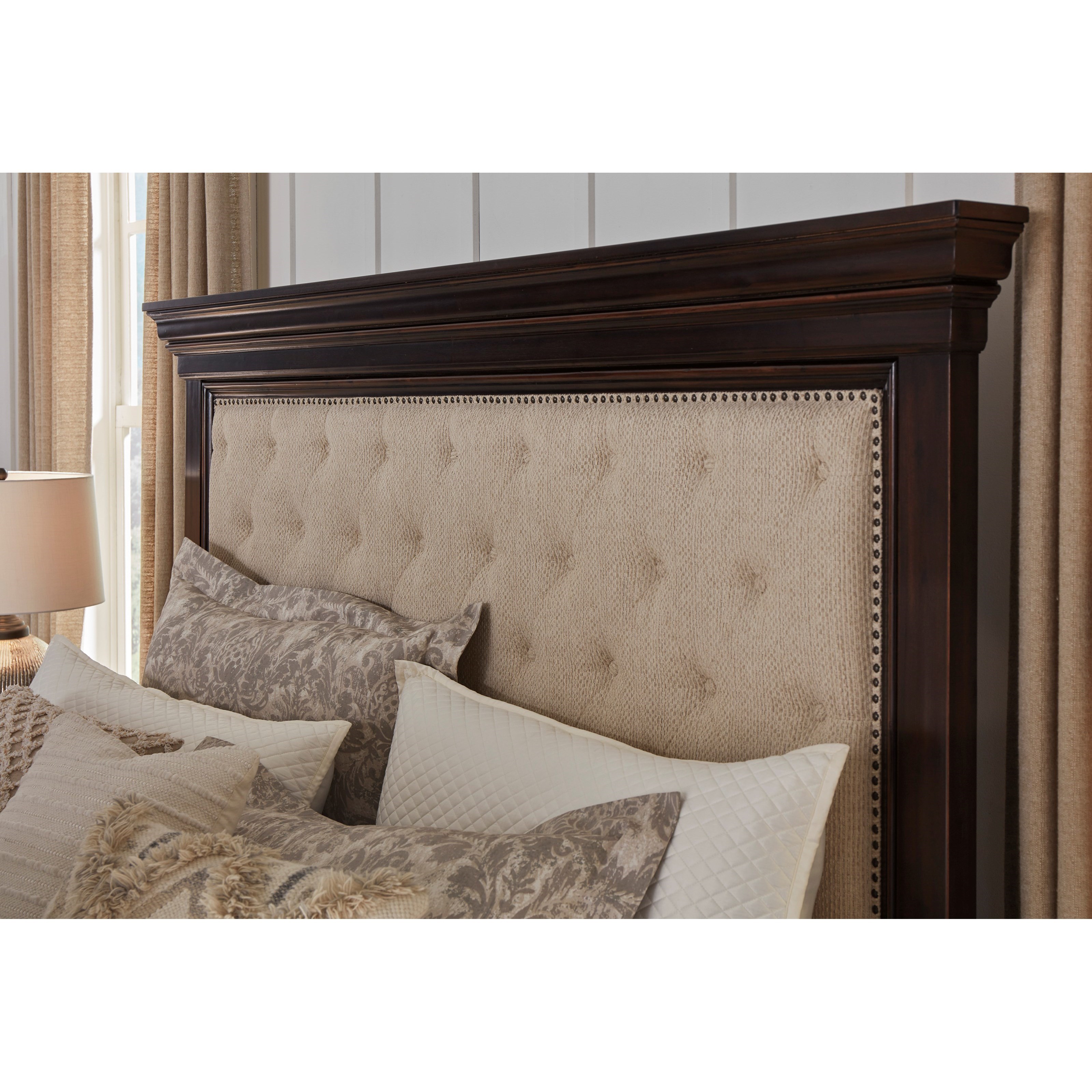 Signature Design By Ashley Brynhurst Traditional King Upholstered Bed With Footboard Storage Bench Find Your Furniture Upholstered Beds