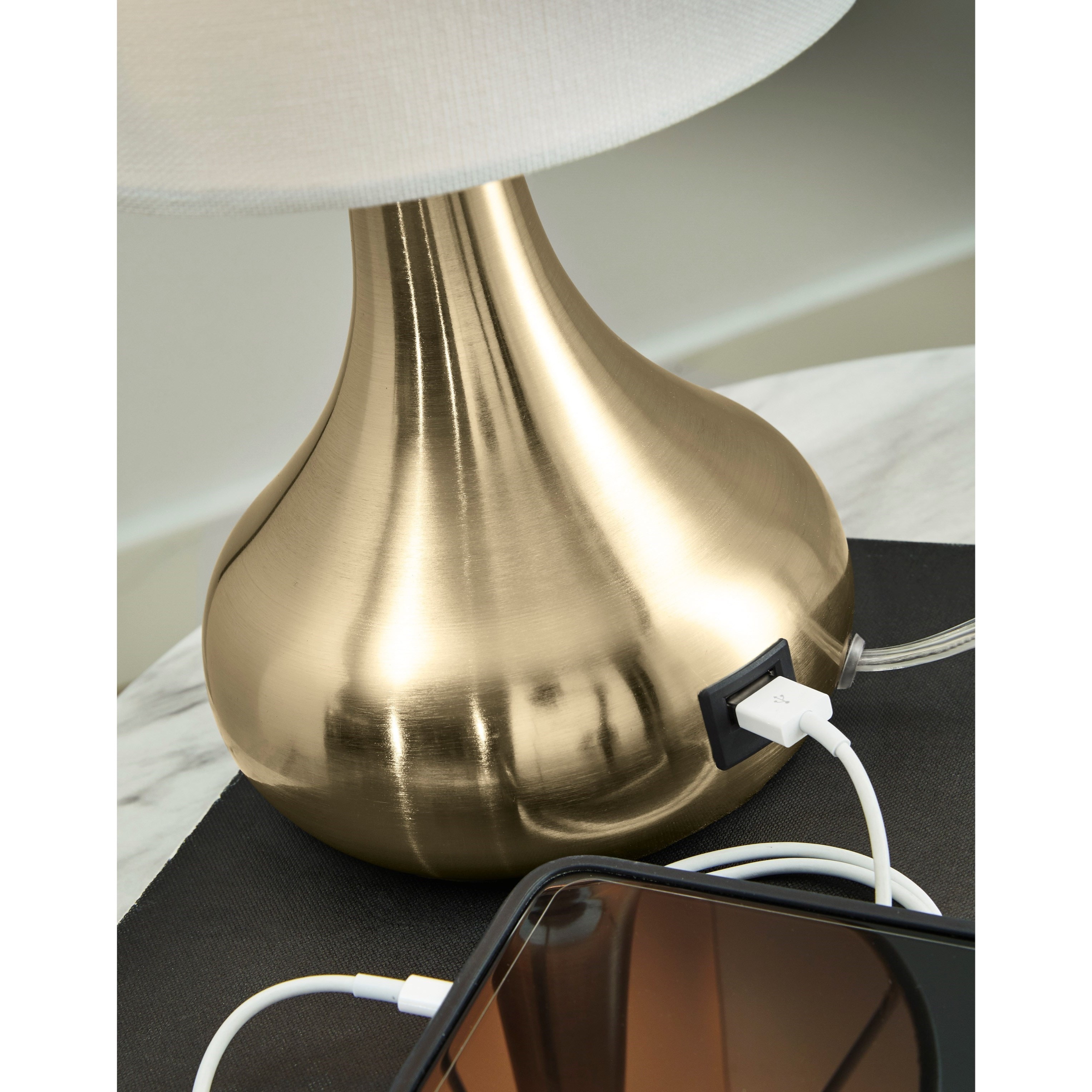 Signature Design by Ashley Contemporary L204344 Camdale Brass Finish Metal  Table Lamp with USB Charging Schewels Home Table Lamps