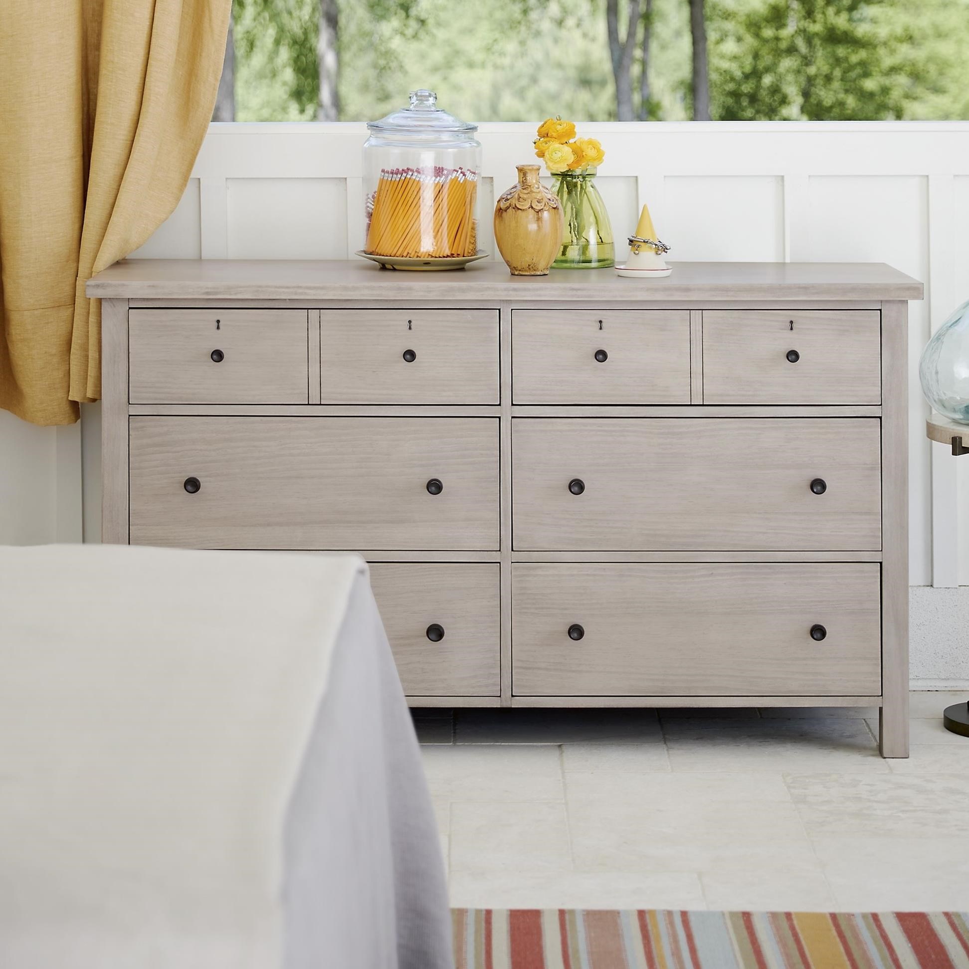 Universal Spaces 877040 Dorian 6 Drawer Dresser With Key Hole