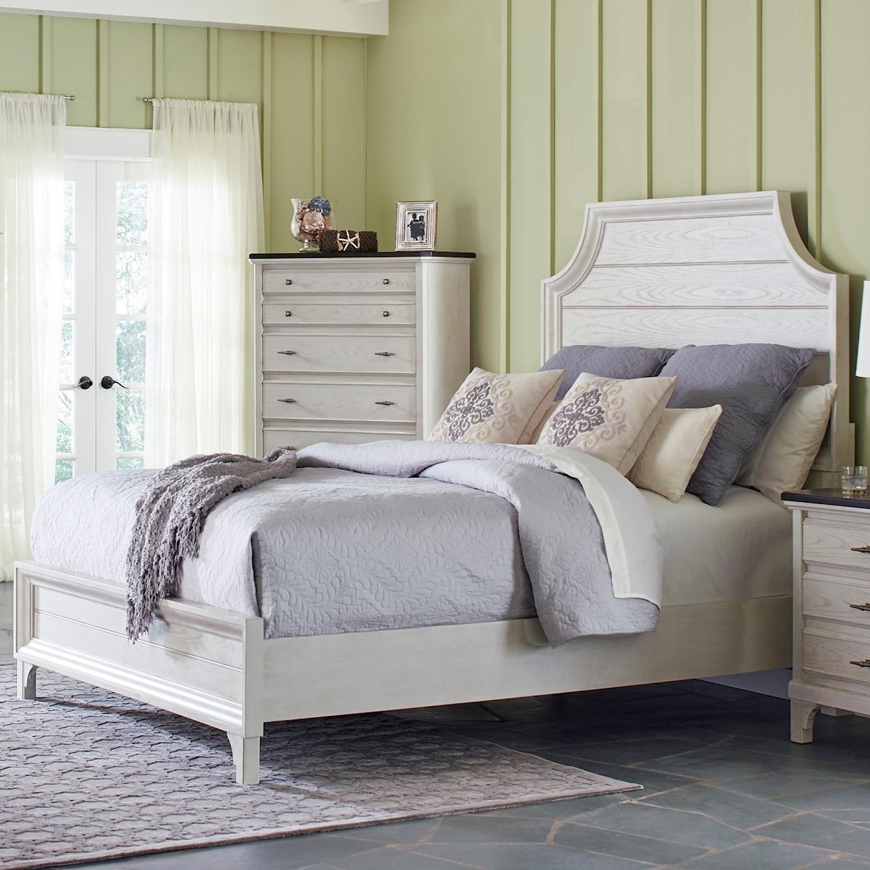 Avalon Furniture Mystic Cay Queen Bed