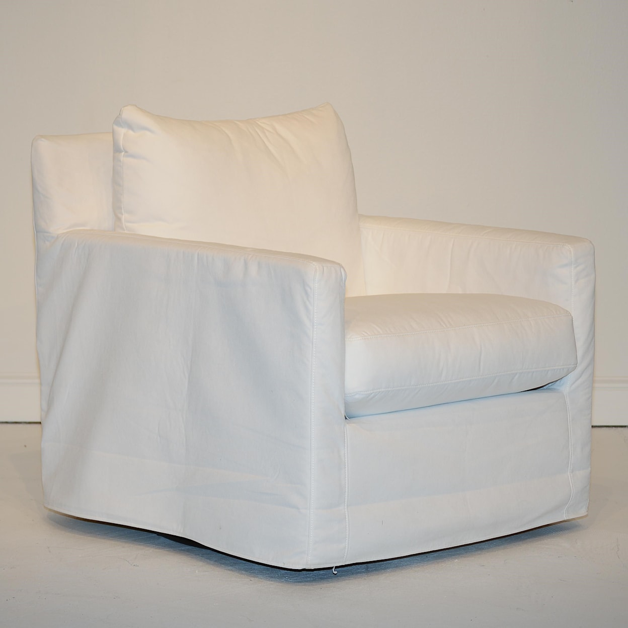 Dealer Brand Artisan Home Upholstery Swivel Chair
