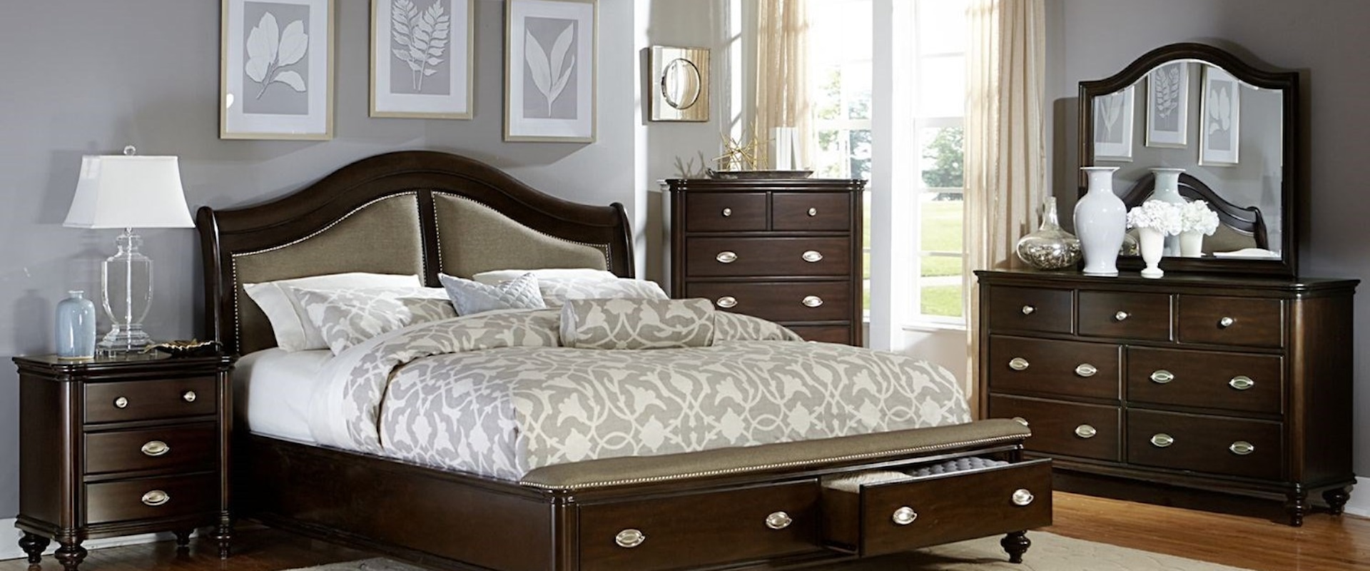 Traditional Queen Bedroom Group with Footboard Storage