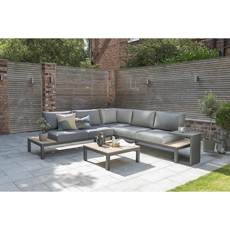 Outdoor Sectional W/Cocktail Table