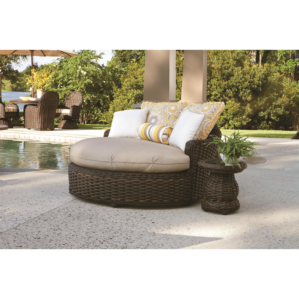 Lane Venture South Hampton  Round Chaise