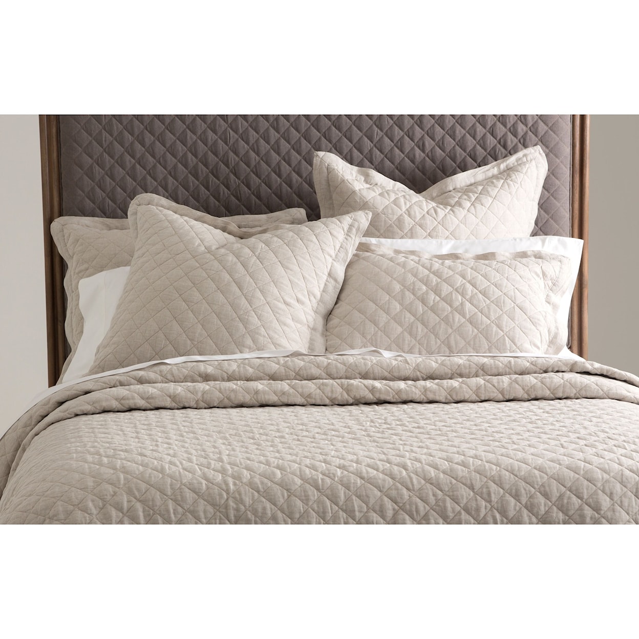 Michael Amini Distinctive Bedding Designs King Quilt Set