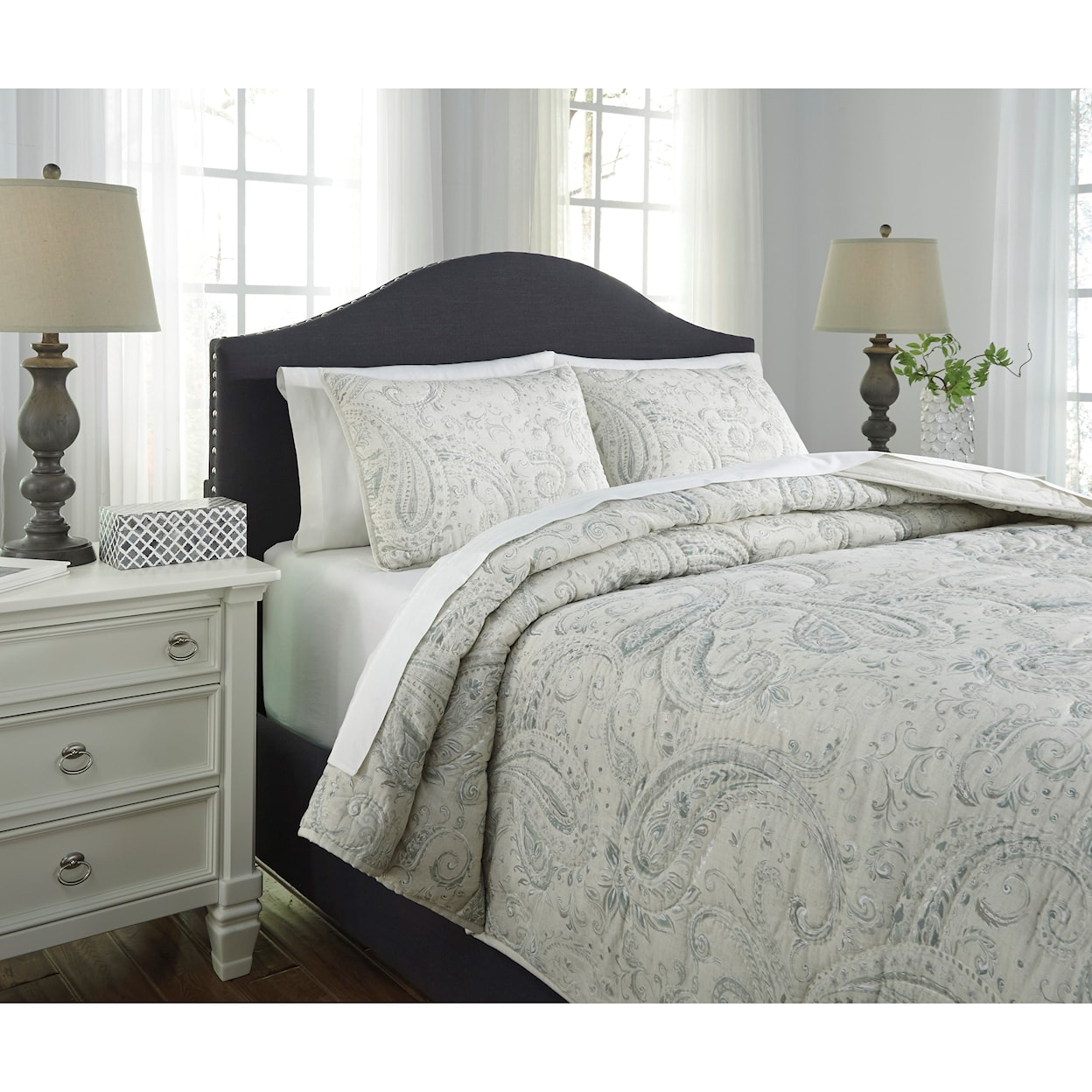 Signature Design by Ashley Bedding Sets Queen Darcila Sage Green/Cream Coverlet Set