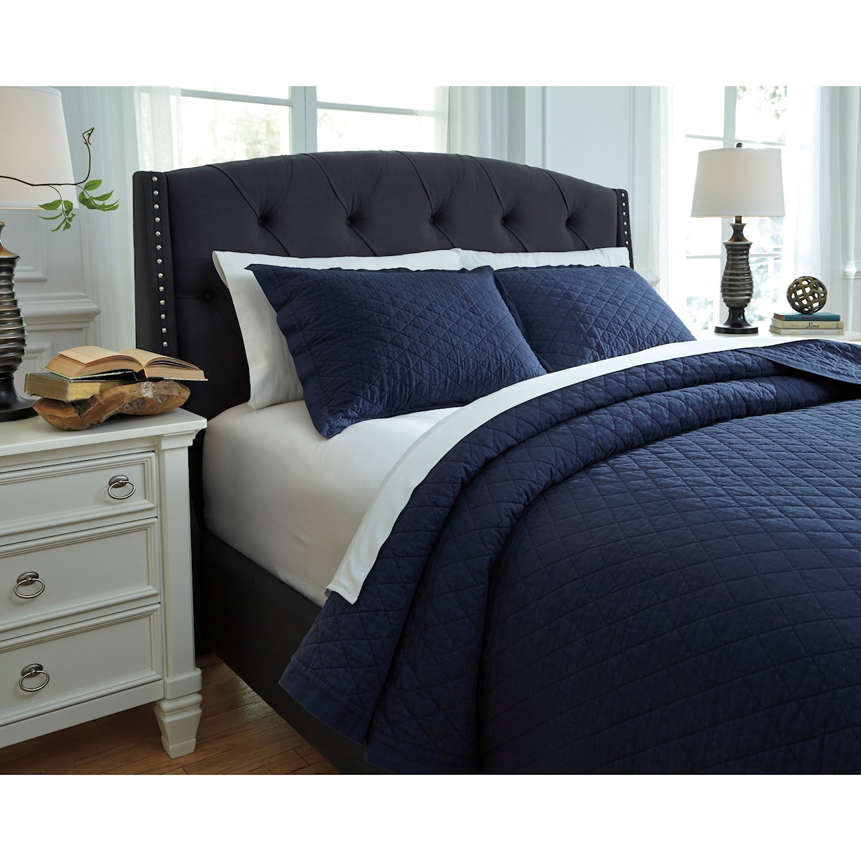 Signature Design by Ashley Furniture Bedding Sets Queen Alecio Navy Quilt Set