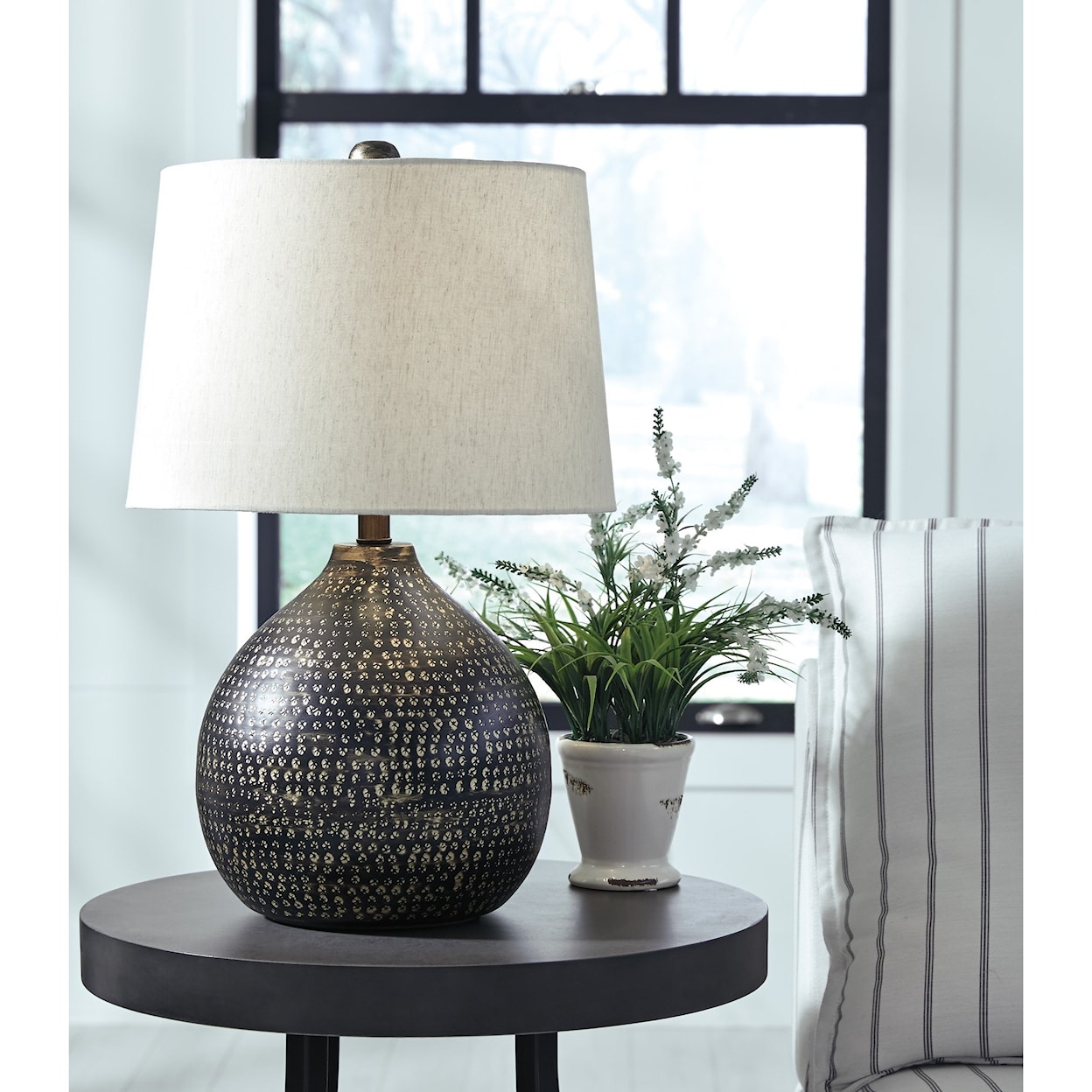 Signature Design by Ashley Lamps - Contemporary Maire Black/Gold Finish Metal Table Lamp