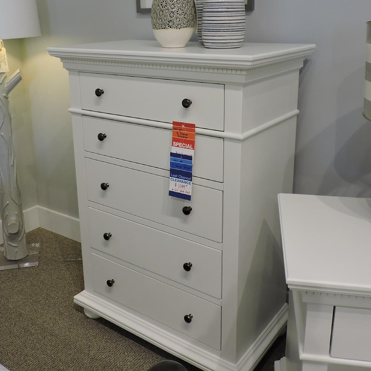 Universal Clearance 5 Drawer Dresser