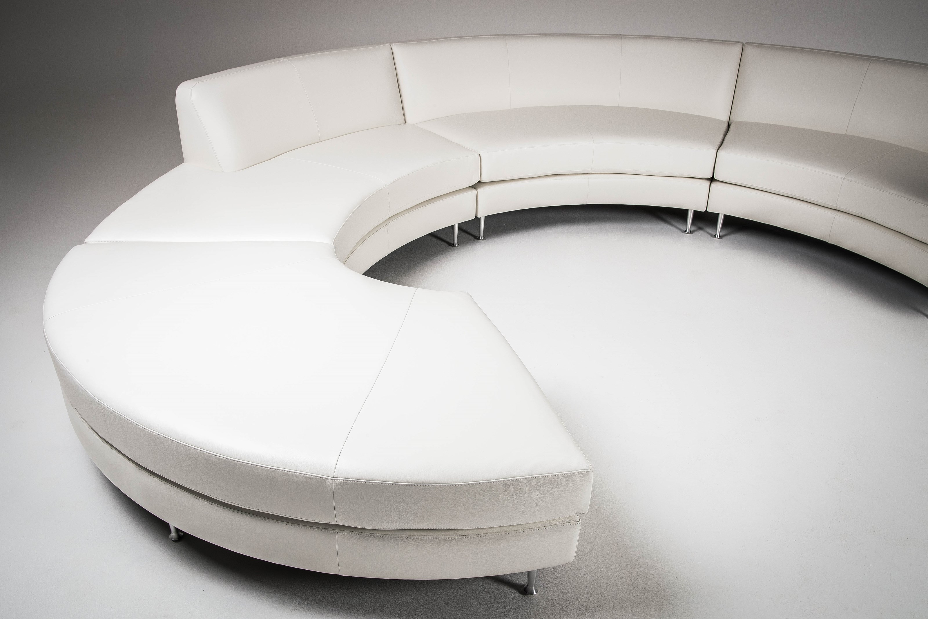 5-Seat Sectional w/ Right Arm Chaise &amp; Otto