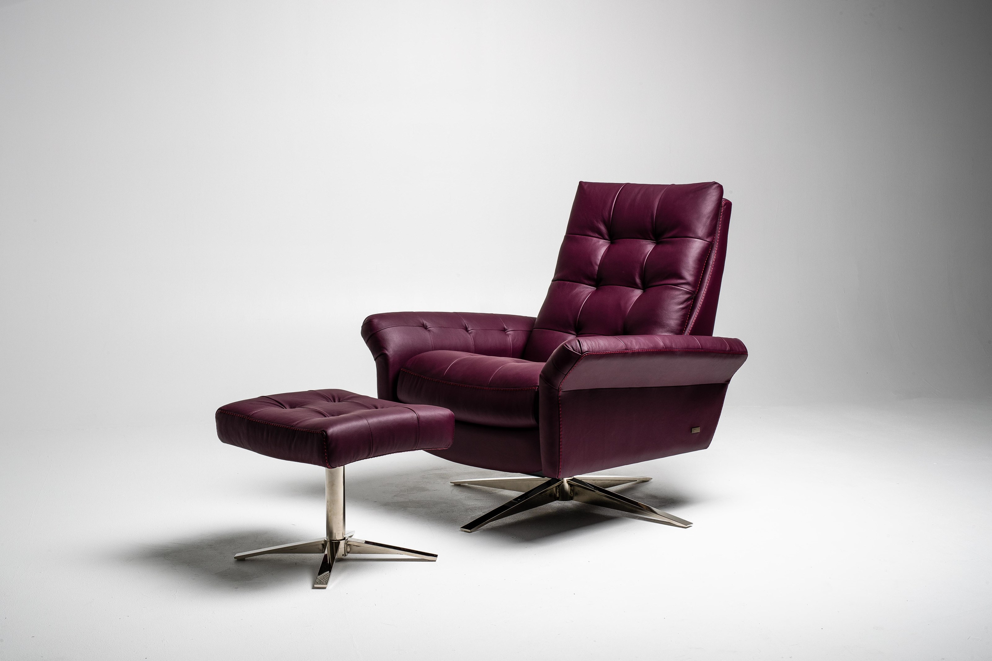 American Leather Pileus European Style Fully Adjustable Swivel