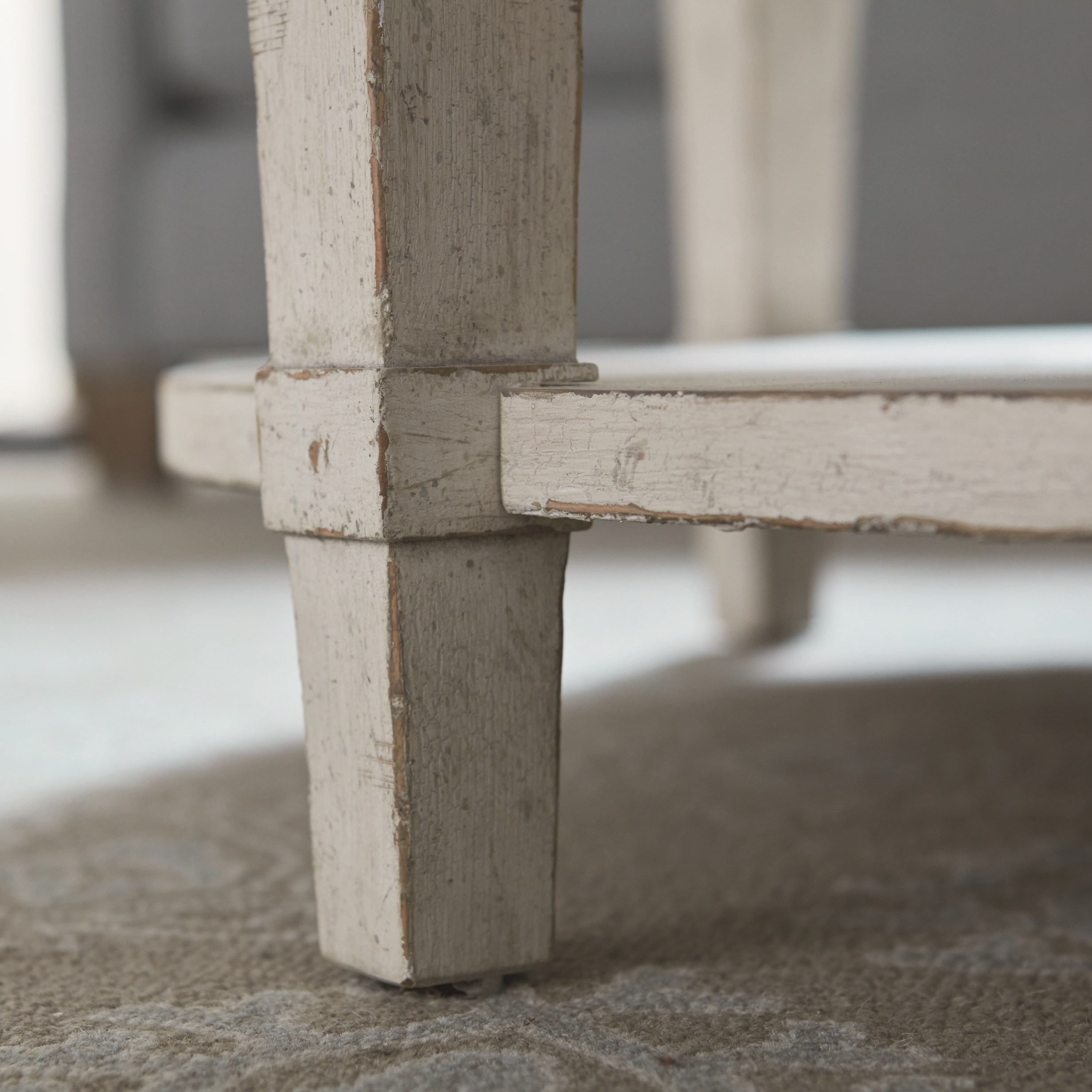 Round Cocktail Table