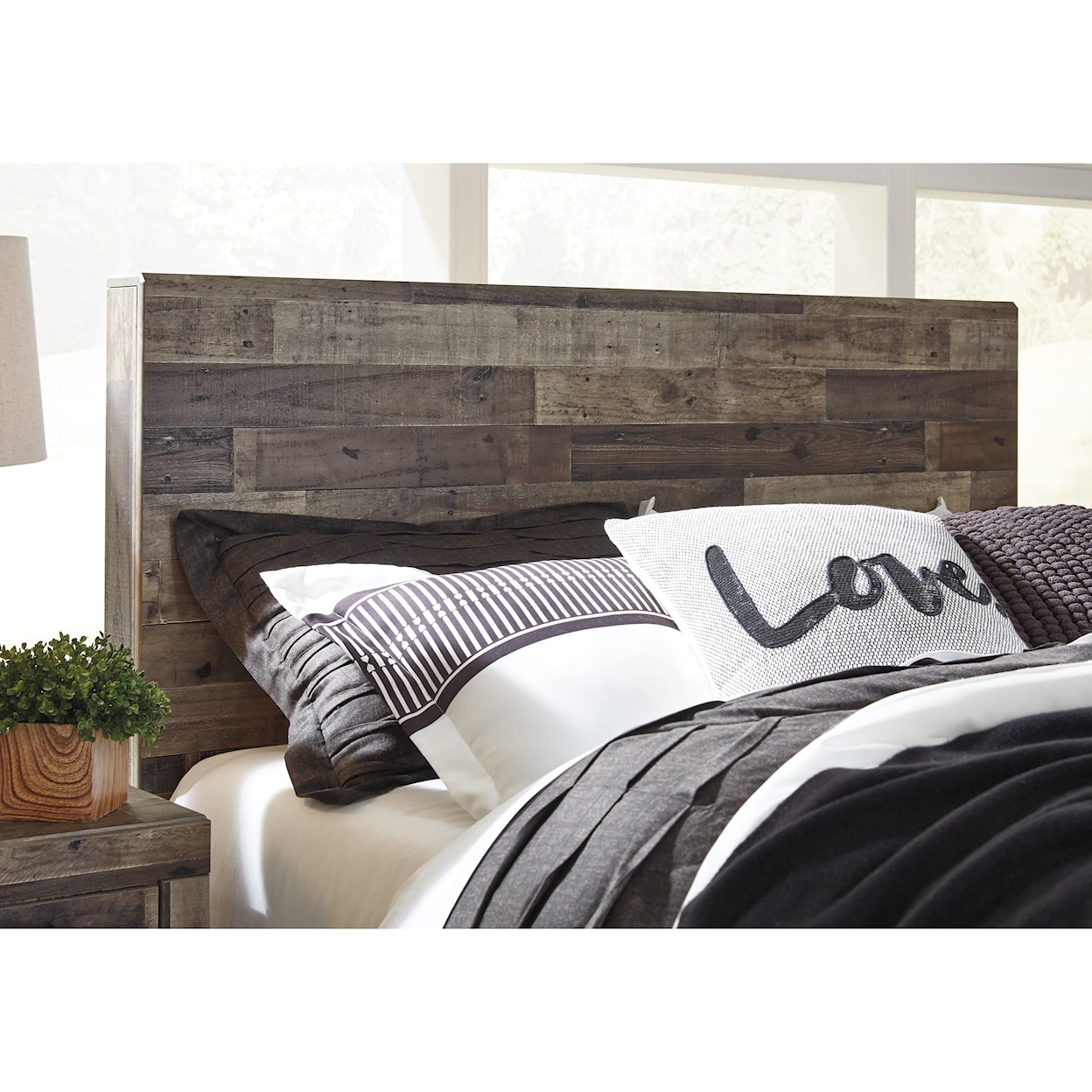 Benchcraft by Ashley Derekson King Panel Bed