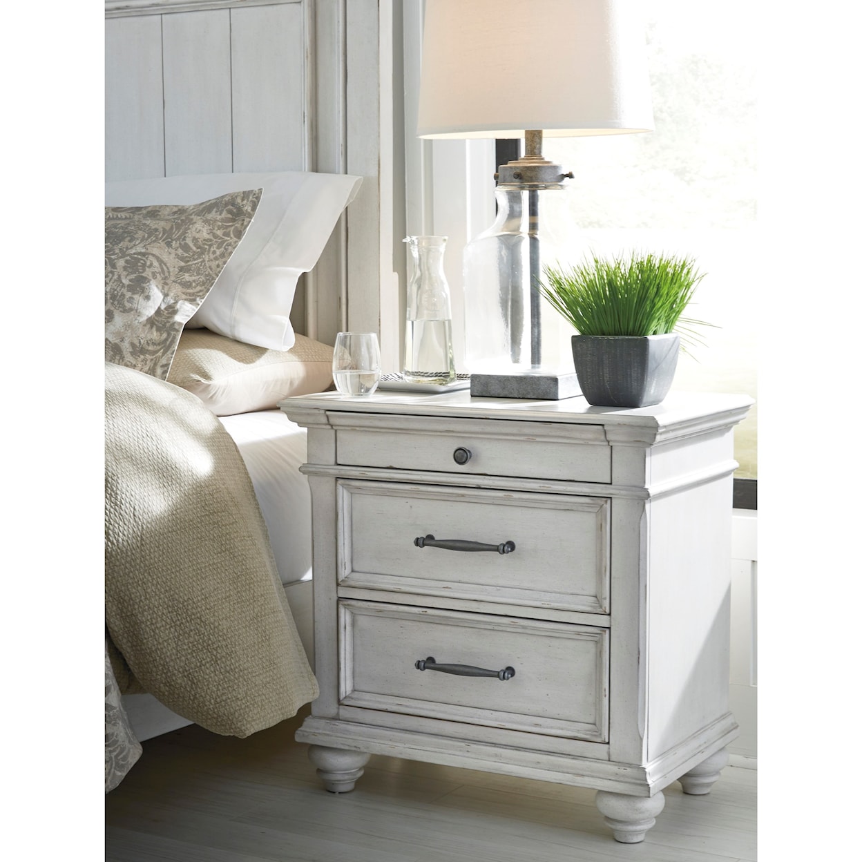 Benchcraft Kanwyn 3-Drawer Nightstand