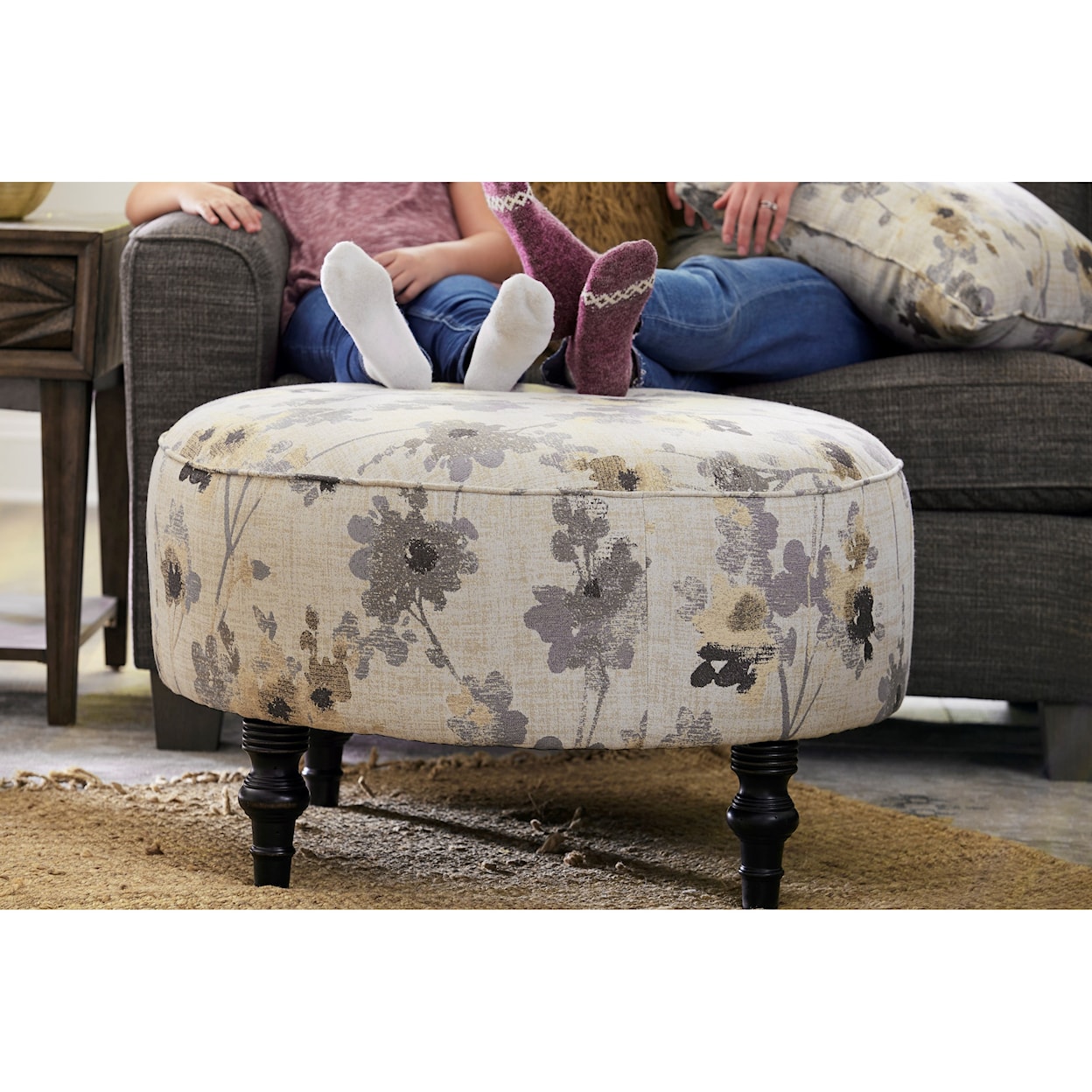 Best Home Furnishings Renae Round Bench Ottoman