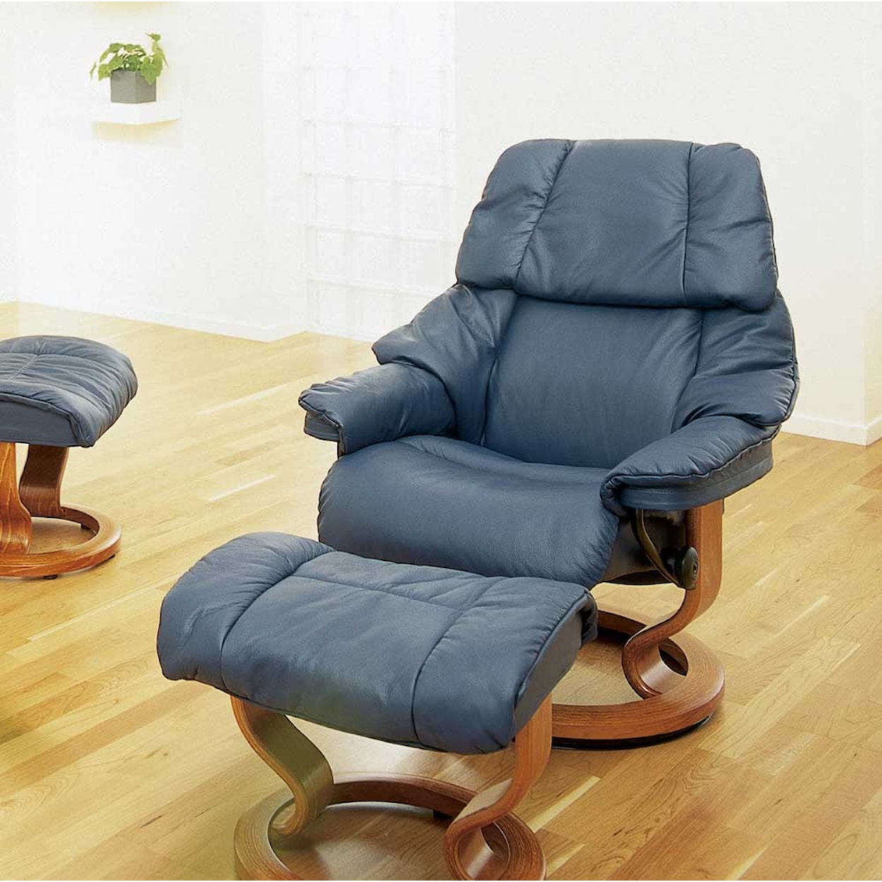 Stressless by Ekornes Reno Small Chair & Ottoman with Classic Base