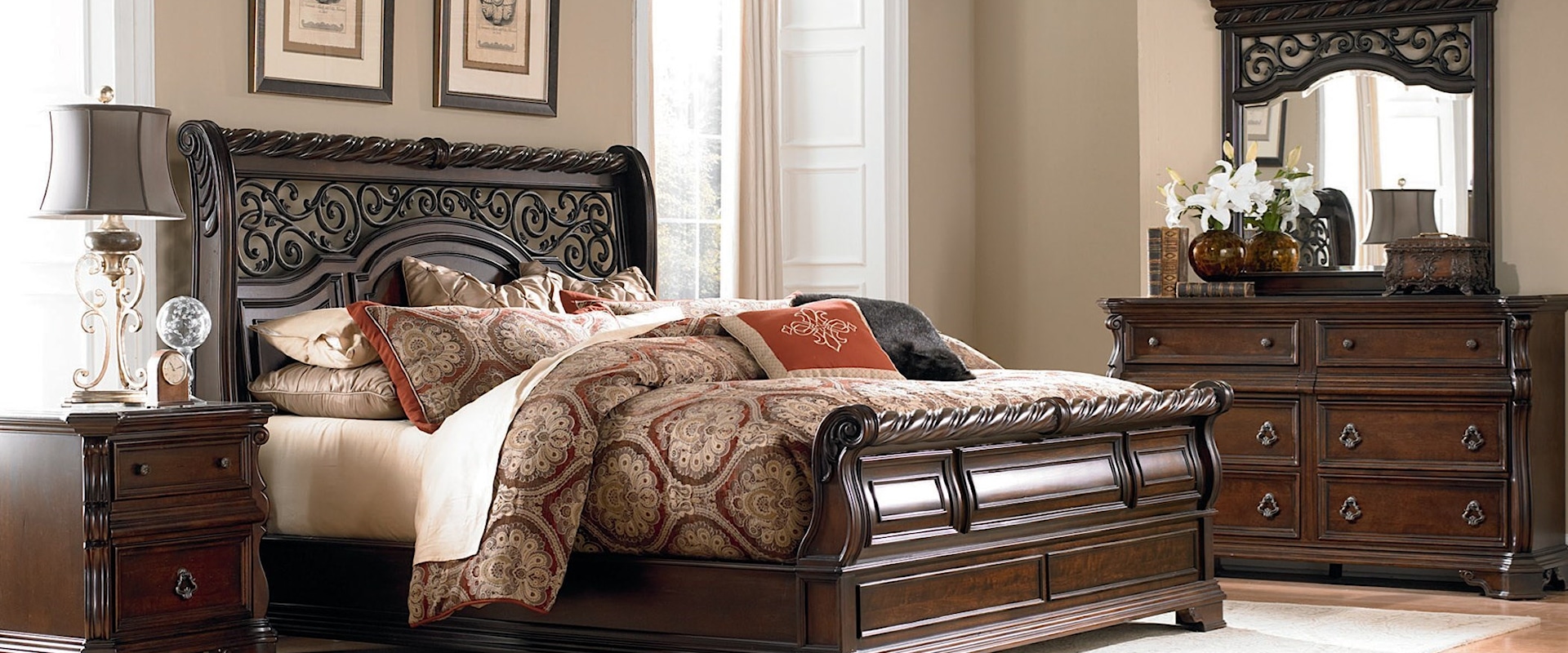 Traditional 4-Piece Queen Bedroom Set with Felt Lined Drawers