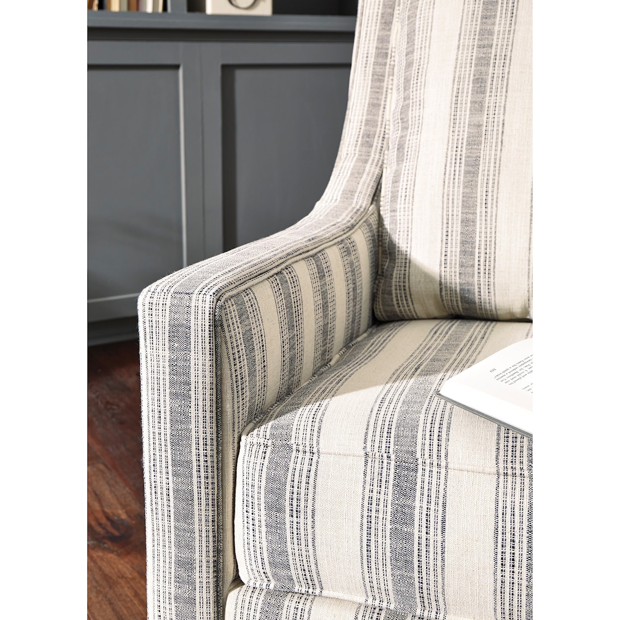 Signature Kambria Swivel Glider Accent Chair