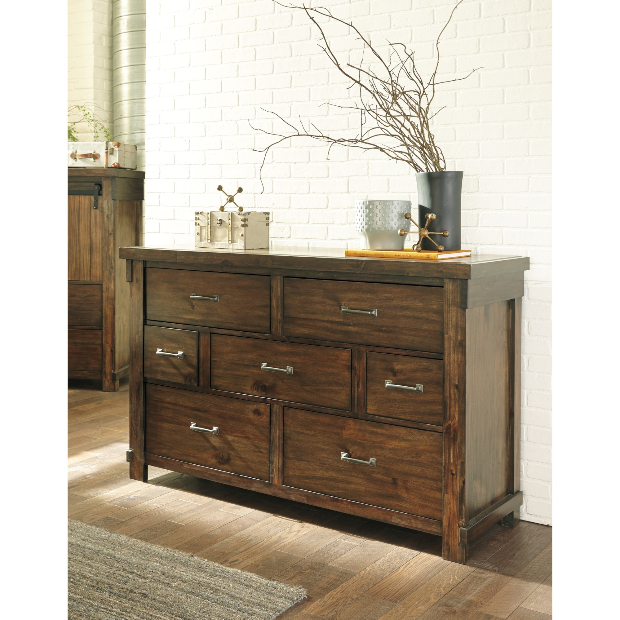Signature Design by Ashley Lakeleigh B71831 Dresser with 7 Drawers