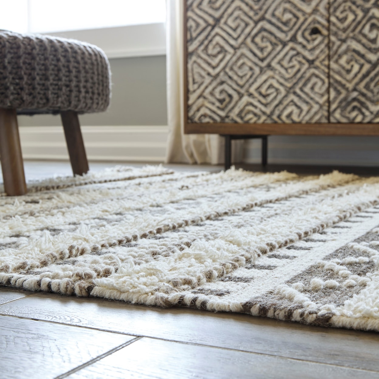 Benchcraft Contemporary Area Rugs Karalee Ivory/Brown Large Rug