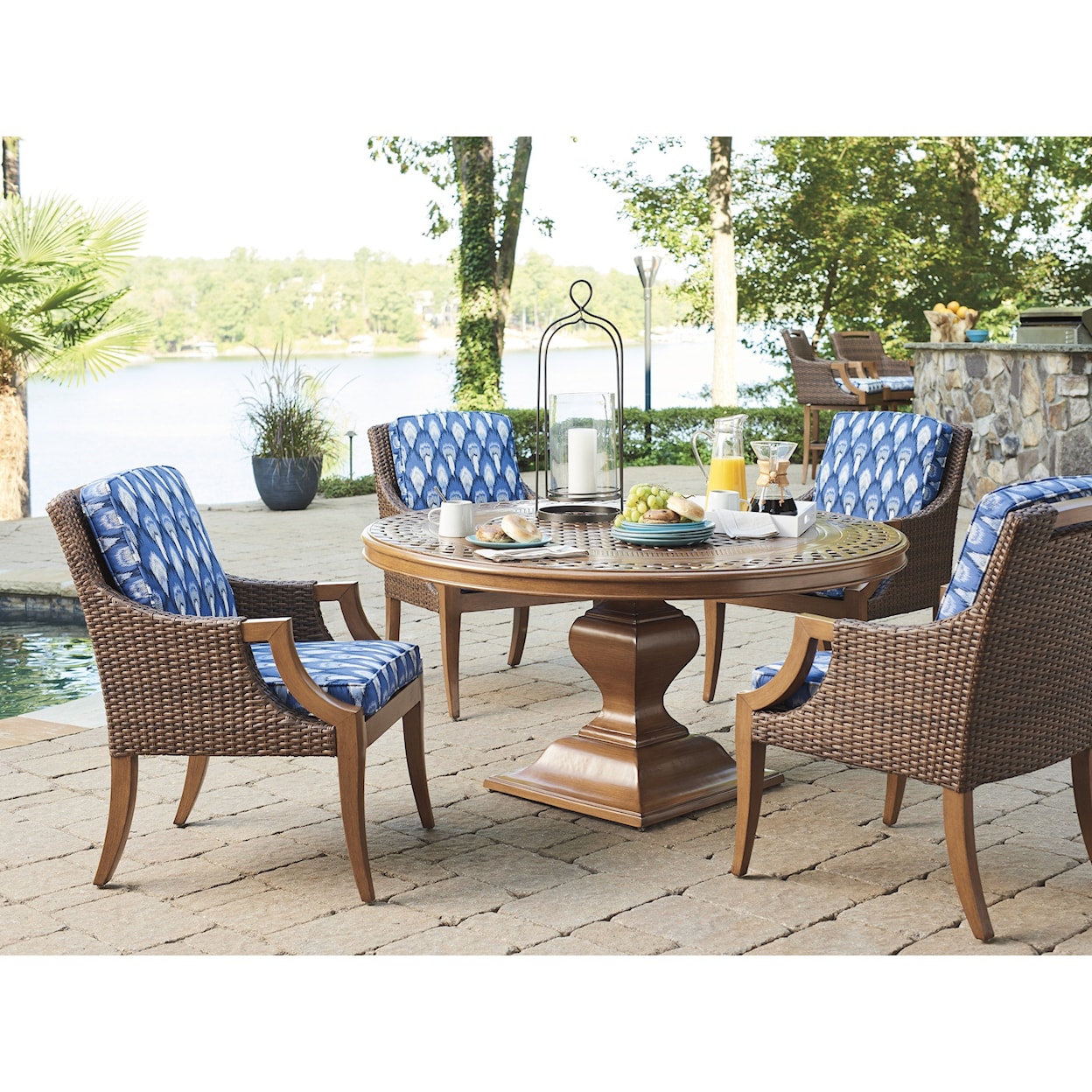 Tommy Bahama Outdoor Living Harbor Isle Round Dining Table