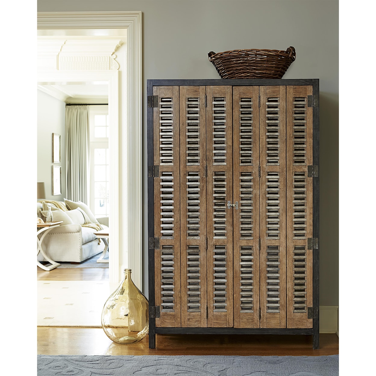 Universal Moderne Muse Libations Locker