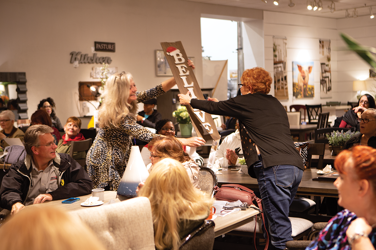 Giveaway at 2019 Darvin Furniture & Mattress Popup Tablescapes workshop